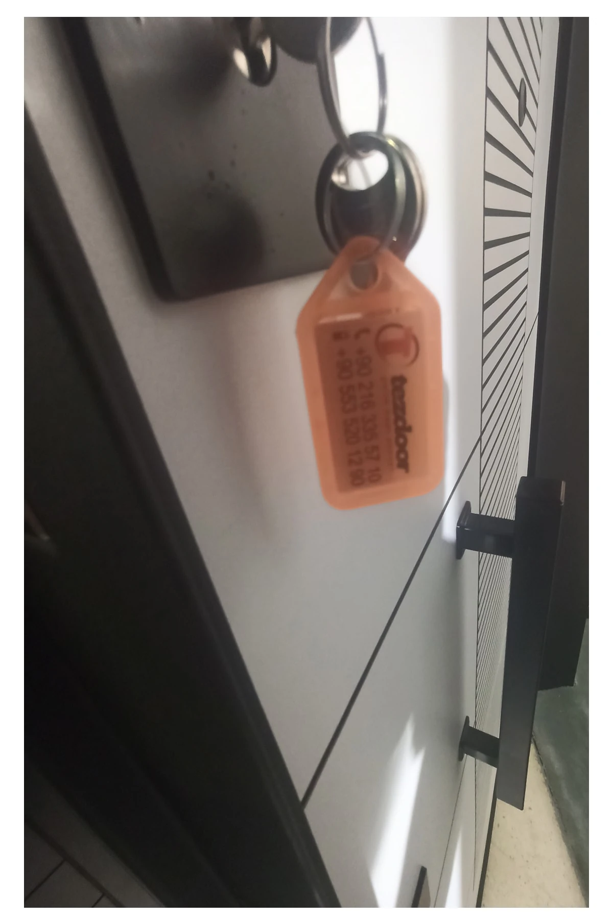 Çelik Kapı, Tırnaklı Çelik Kapı, Düz Model Kapı, Beyaz Renk Antrasit Desenli Çelik Kapı Sağ Açılım