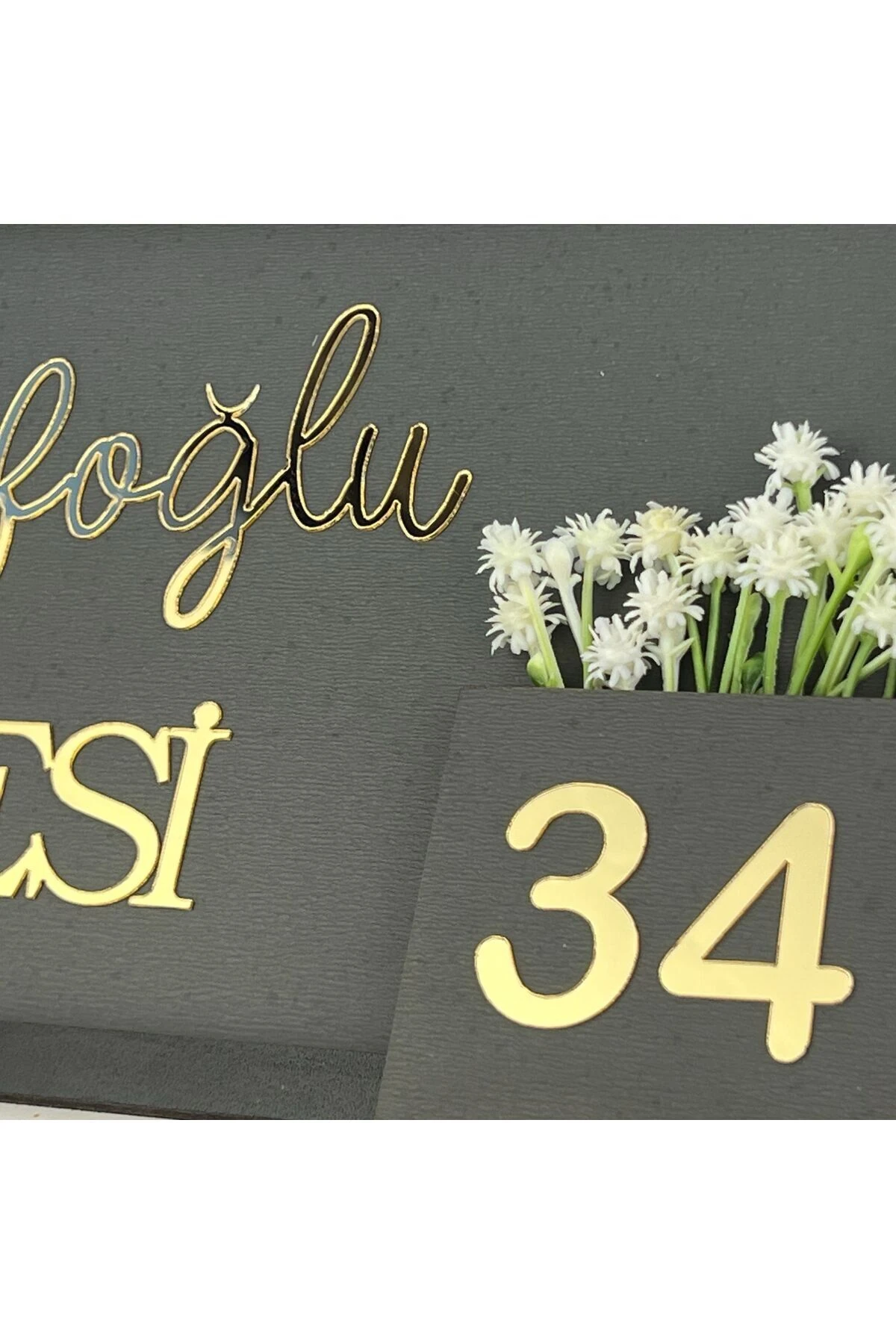 Kişiye Özel Gri Ahşap Çerçeveli Aile İsmi ve Kapı Numarası Tabelası – Dekoratif Kapı Süsü