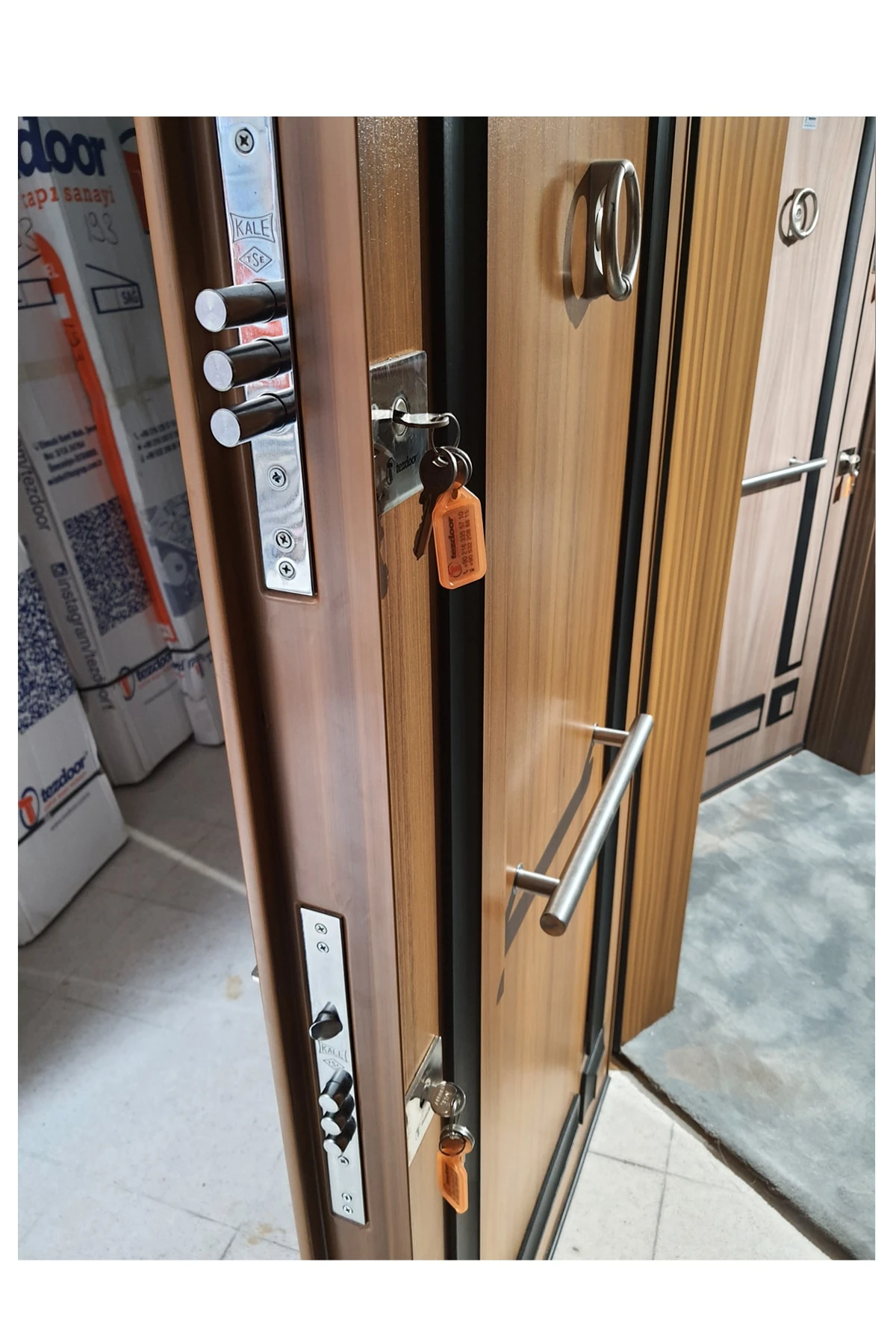 Celik Kapi Tırnaklı Sistem Çelik Kapı, Eskitme Kasalı Kabartmalı Sağ Açılım