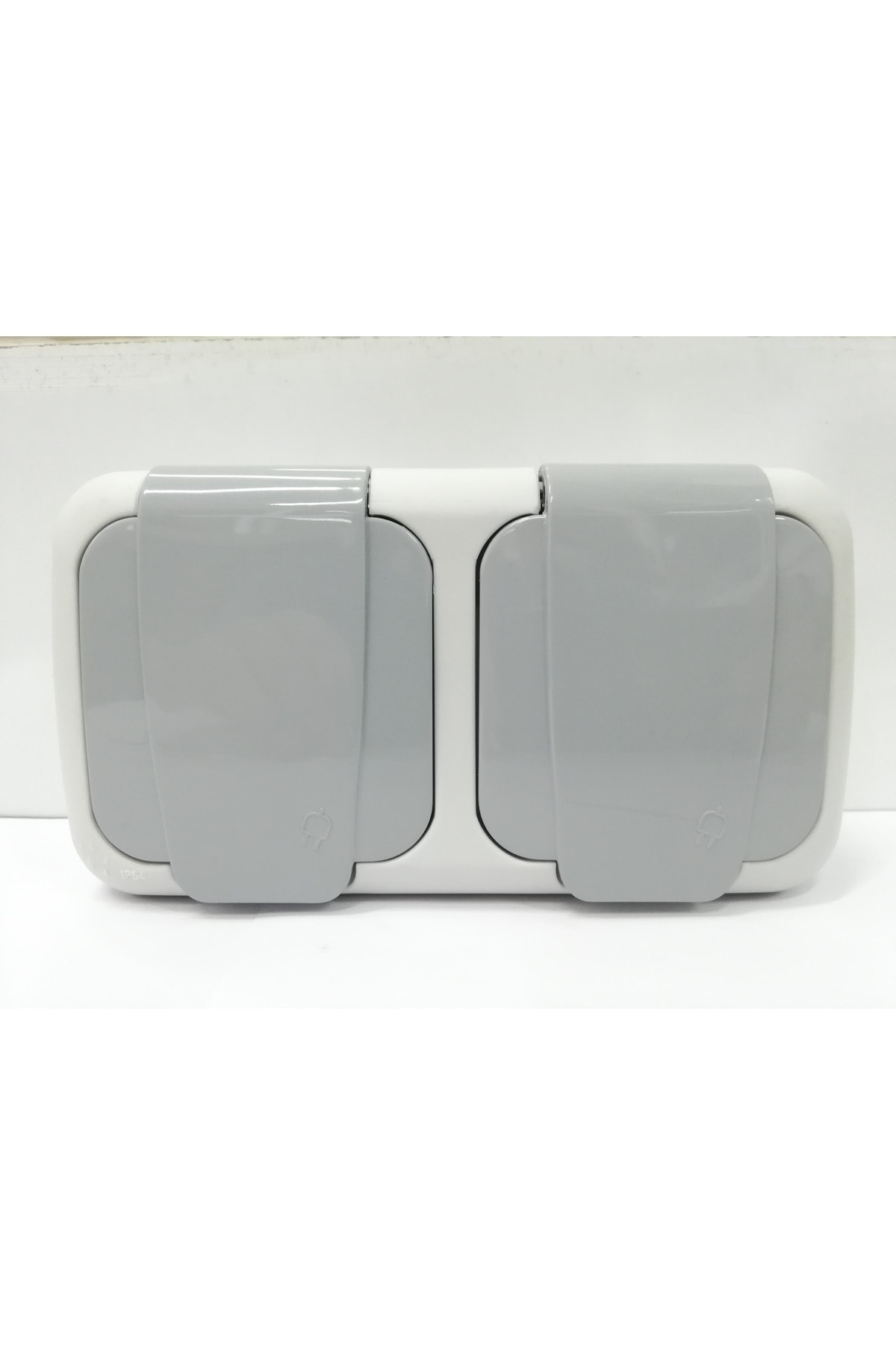 Nemliyer (sıva üstü) İkili Kombinasyon Topraklı Priz gri