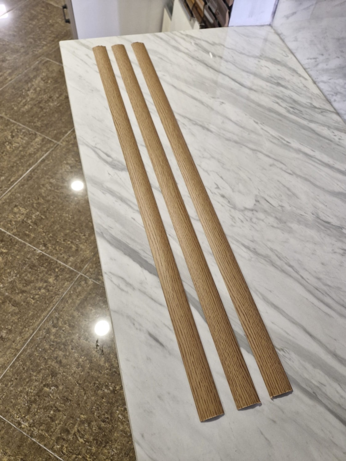 Parke Eşik Çıtası Kendinden Silikonlu Yapışkanlı Meşe Renkli Alüminyum Profil 90 Cm/3 Adet.