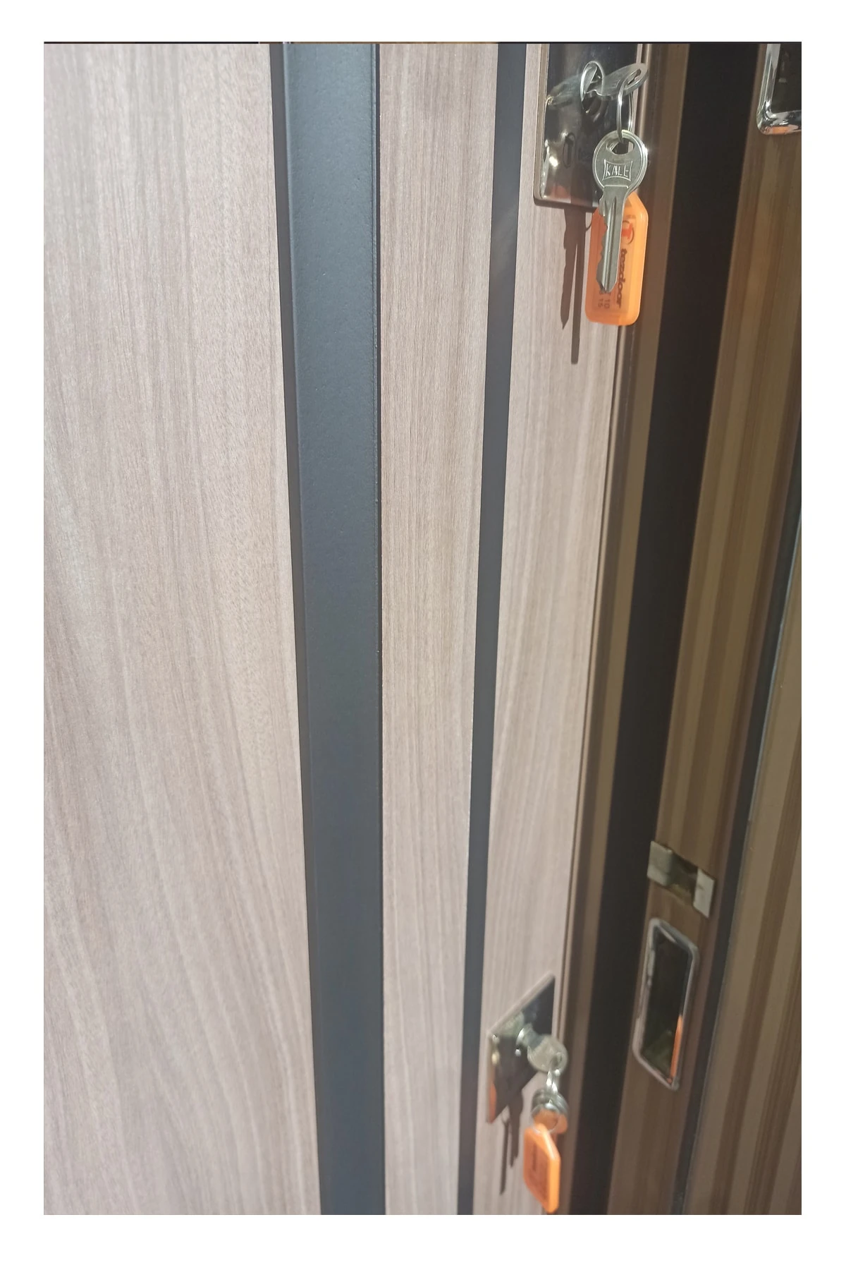 Celik Kapi Tırnaklı Sistem Eskitme Kasalı Kabartmalı Model Daire Kapısı Çelik Kapı Sağ Açılım