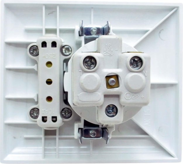 Sıva Altı Anahtarlı Topraklı Priz