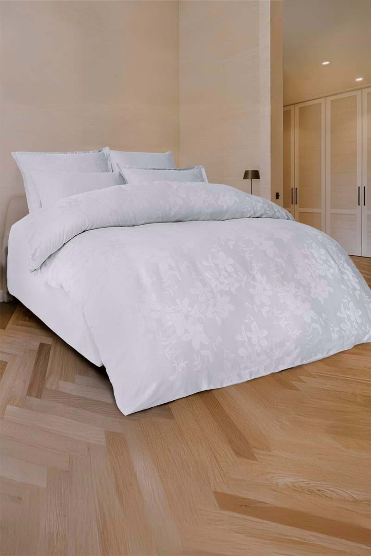 Perle Jakarlı Saten Çift Kişilik Nevresim Takımı Açık Gri (6 Parça)