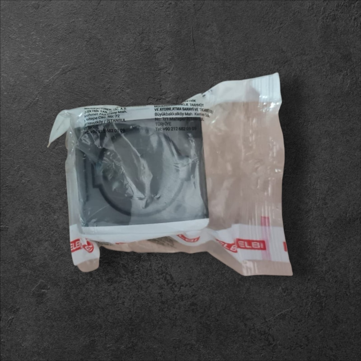 Sıva Üstü Kapaklı Topraklı Siyah Priz