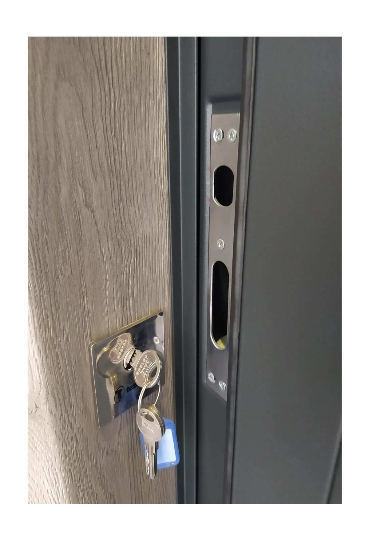 Tezwood Çelik Kapı, Antrasit Kasalı Rustik Çizgili Düz Model Daire Kapısı,tırnaklı Sistem Sağ