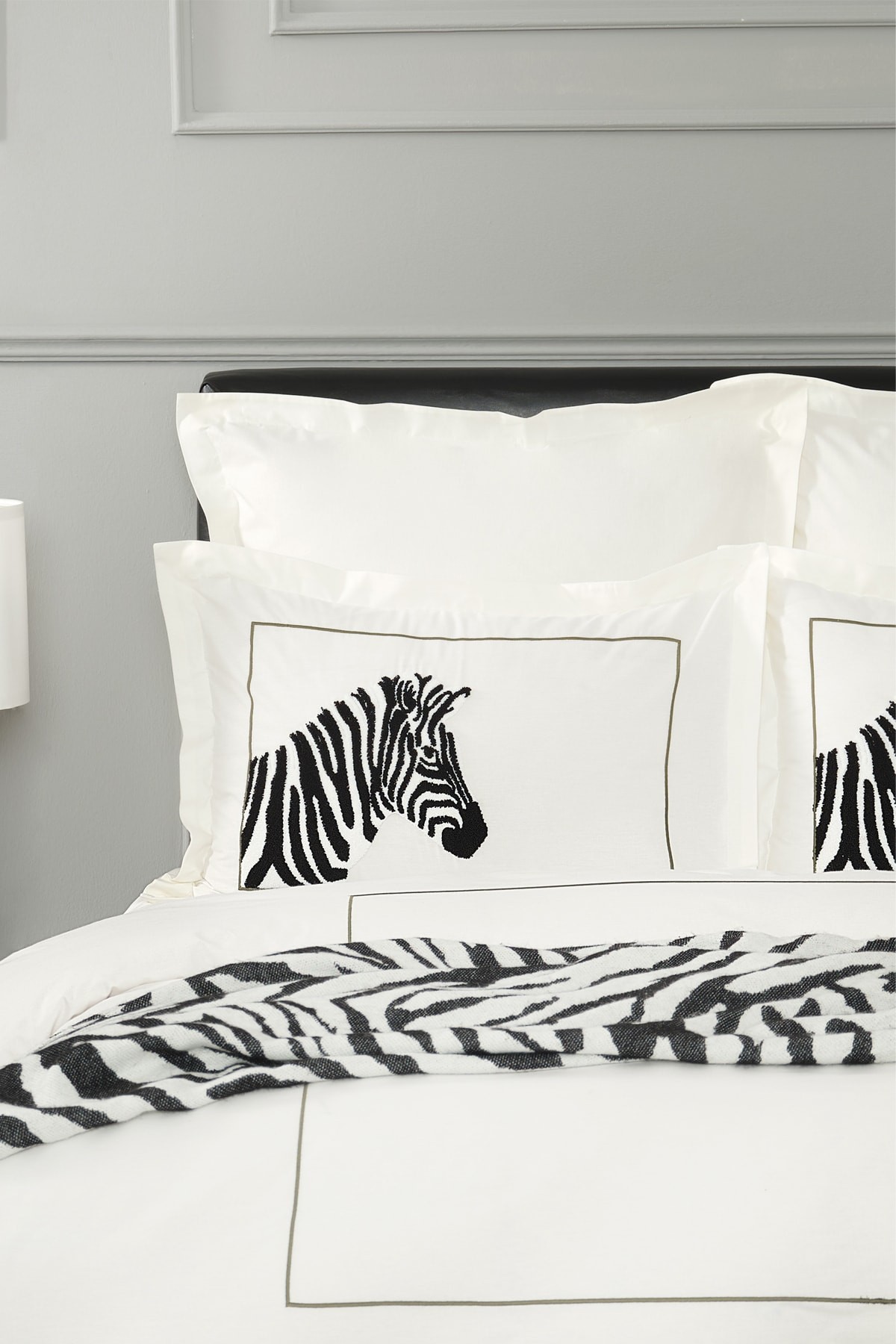 Stripes Siyah Çift Kişilik Nakışlı Nevresim Takımı