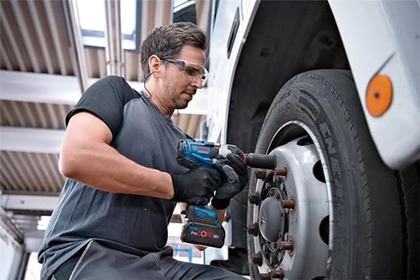 Gds 18V-1050 H Akülü Darbeli Somun Sıkma (18 Volt, Solo, Karton Kutuda, 1.050 Nm