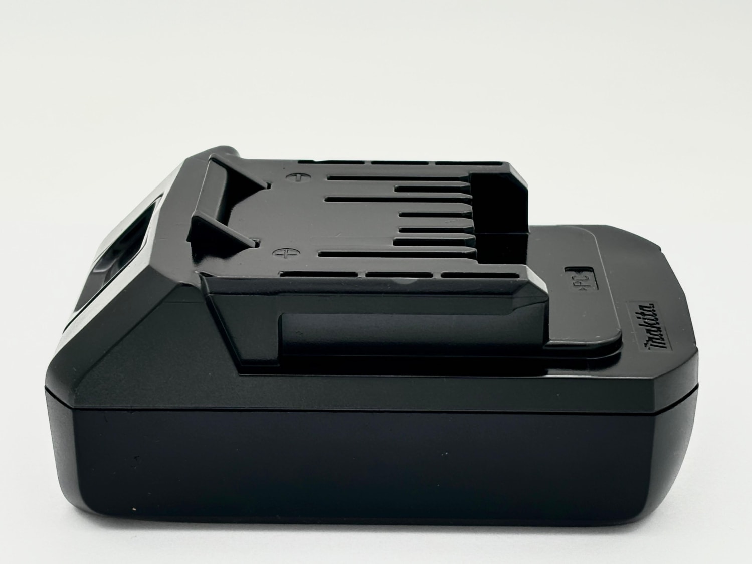 MAKİTA Maktec 18 V 2.5 A Li-Ion Akü