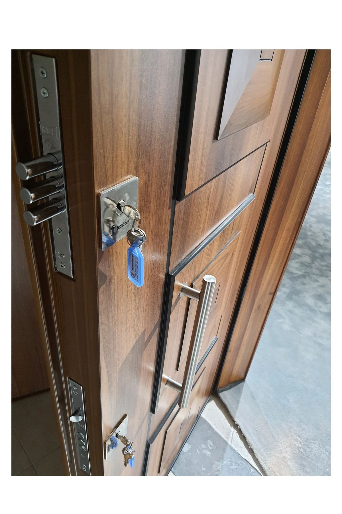 Çelik Kapi Ahşap Kaplama Tırnaklı Sistem Çelik Kapi, Kabartmalı Model Daire Kapısı Sağ