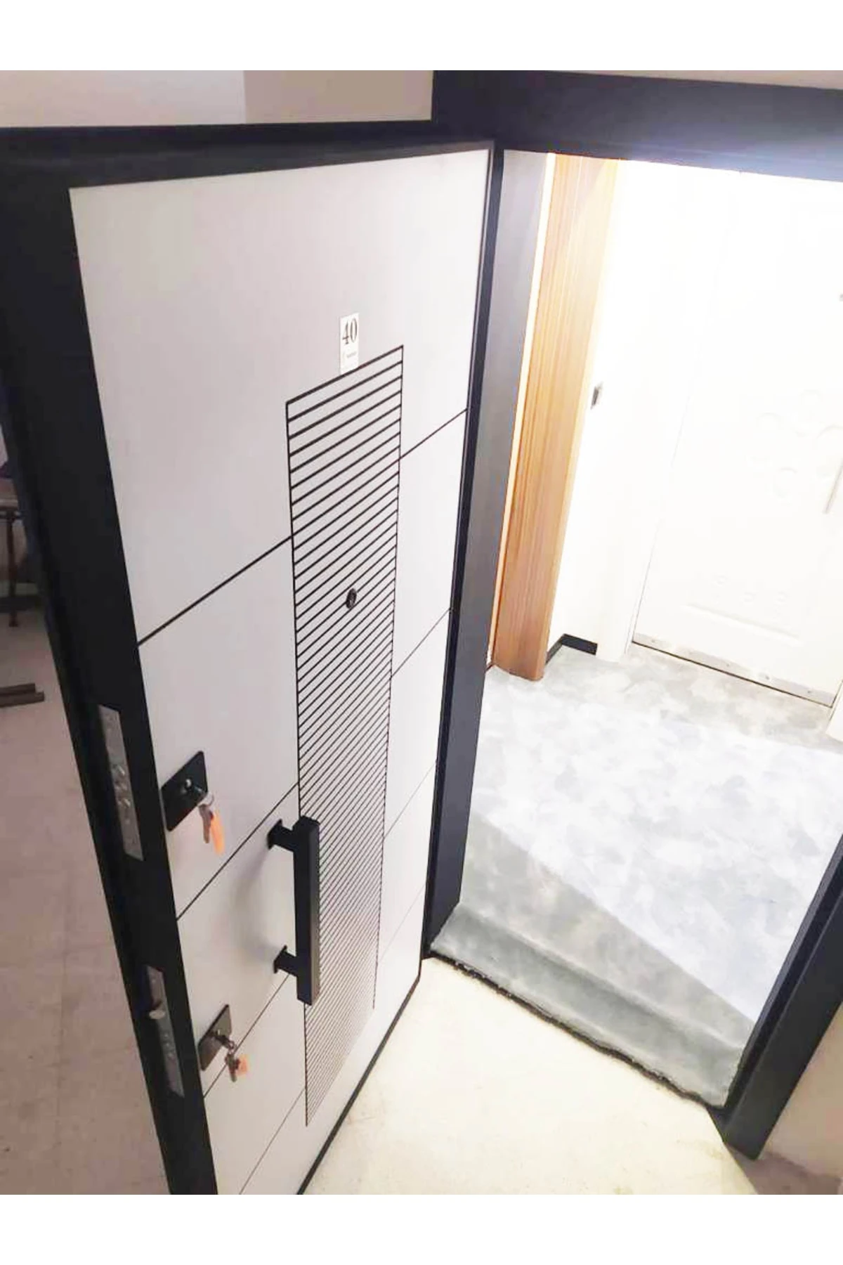 Çelik Kapı, Tırnaklı Çelik Kapı, Düz Model Kapı, Beyaz Renk Antrasit Desenli Çelik Kapı Sağ Açılım