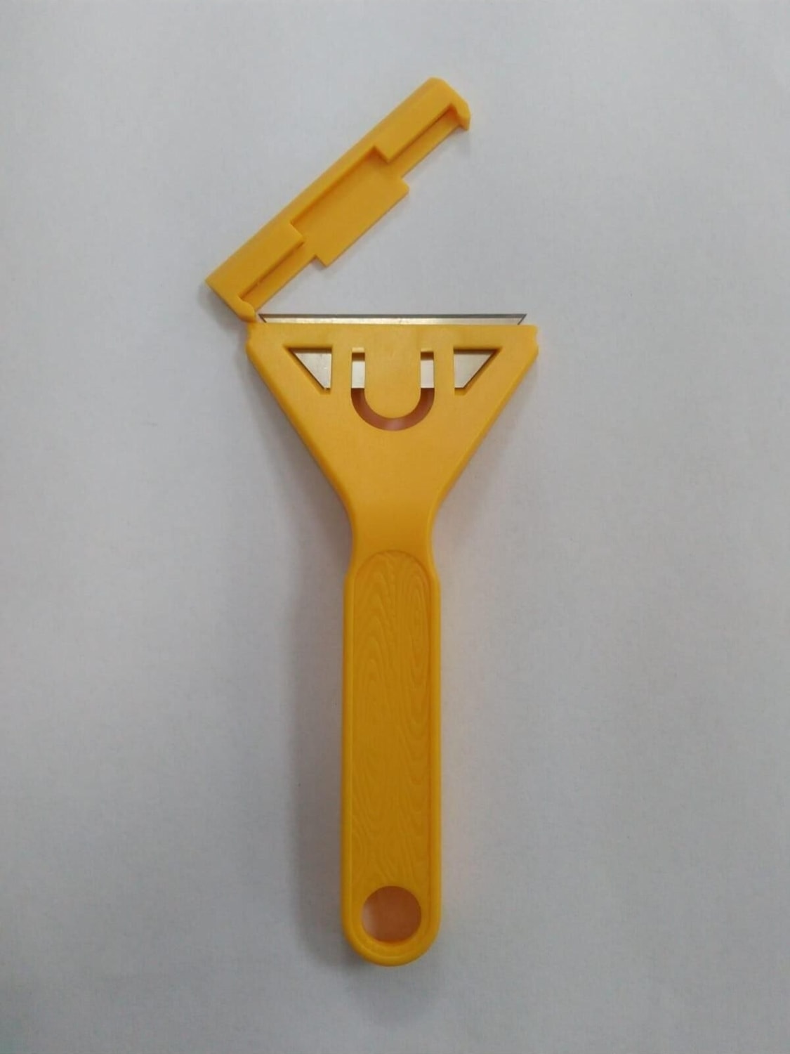 Metal Uçlu Cam ve Buz Kazıma Aparatı - Dayanıklı, Yerli Üretim, Kırmızı Renk, Ergonomik Tasarım