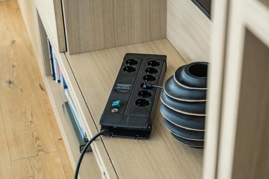 Premium-Line Duo Serisi 5 Yıl Garantili 60.000 Amper Akım Korumalı Özellikli 8 Soketli 3 Metre Kablolu Priz