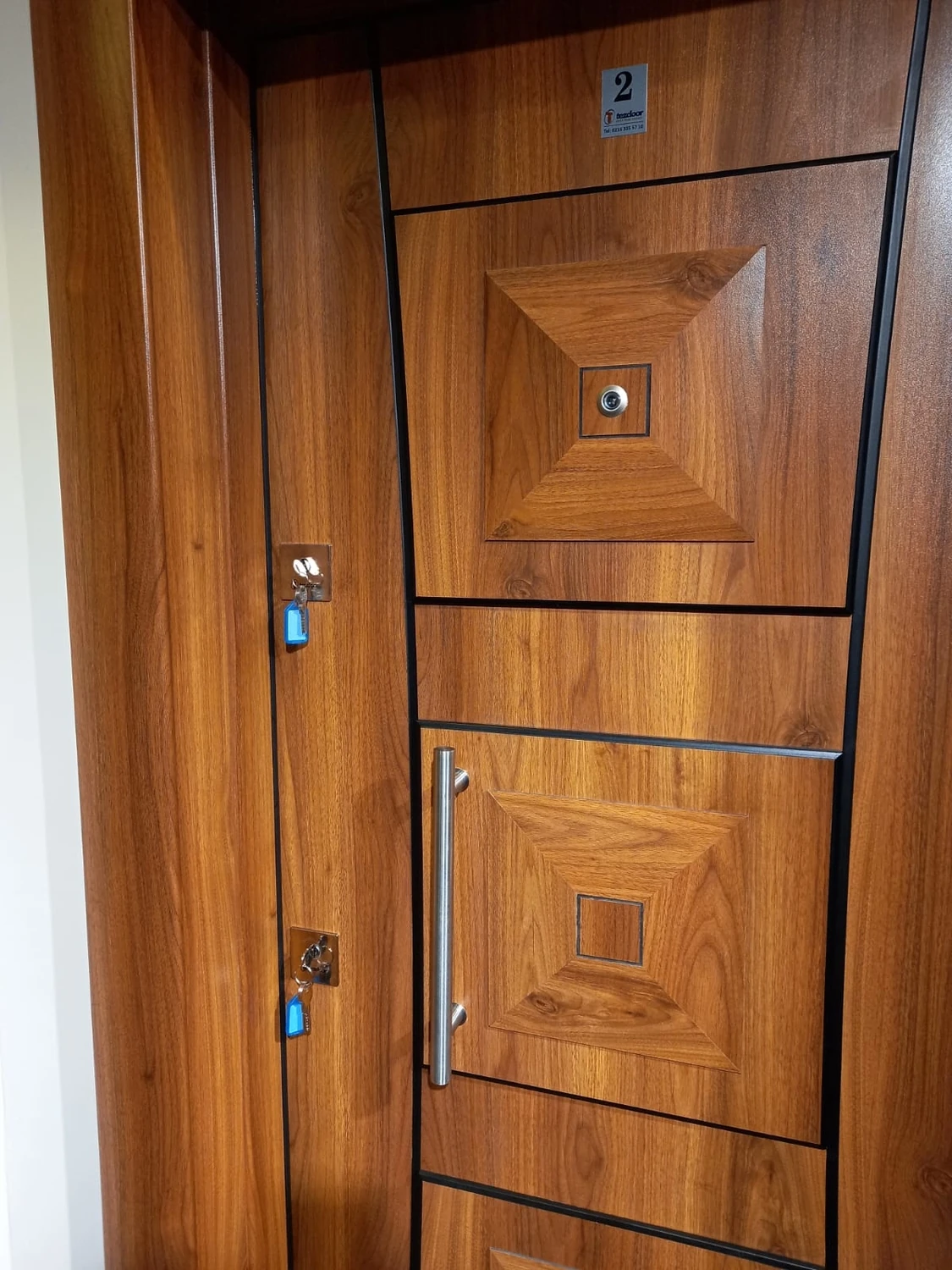 Ahşap Desenli Kaplama ve Kabartmalı Model Çelik Kapı