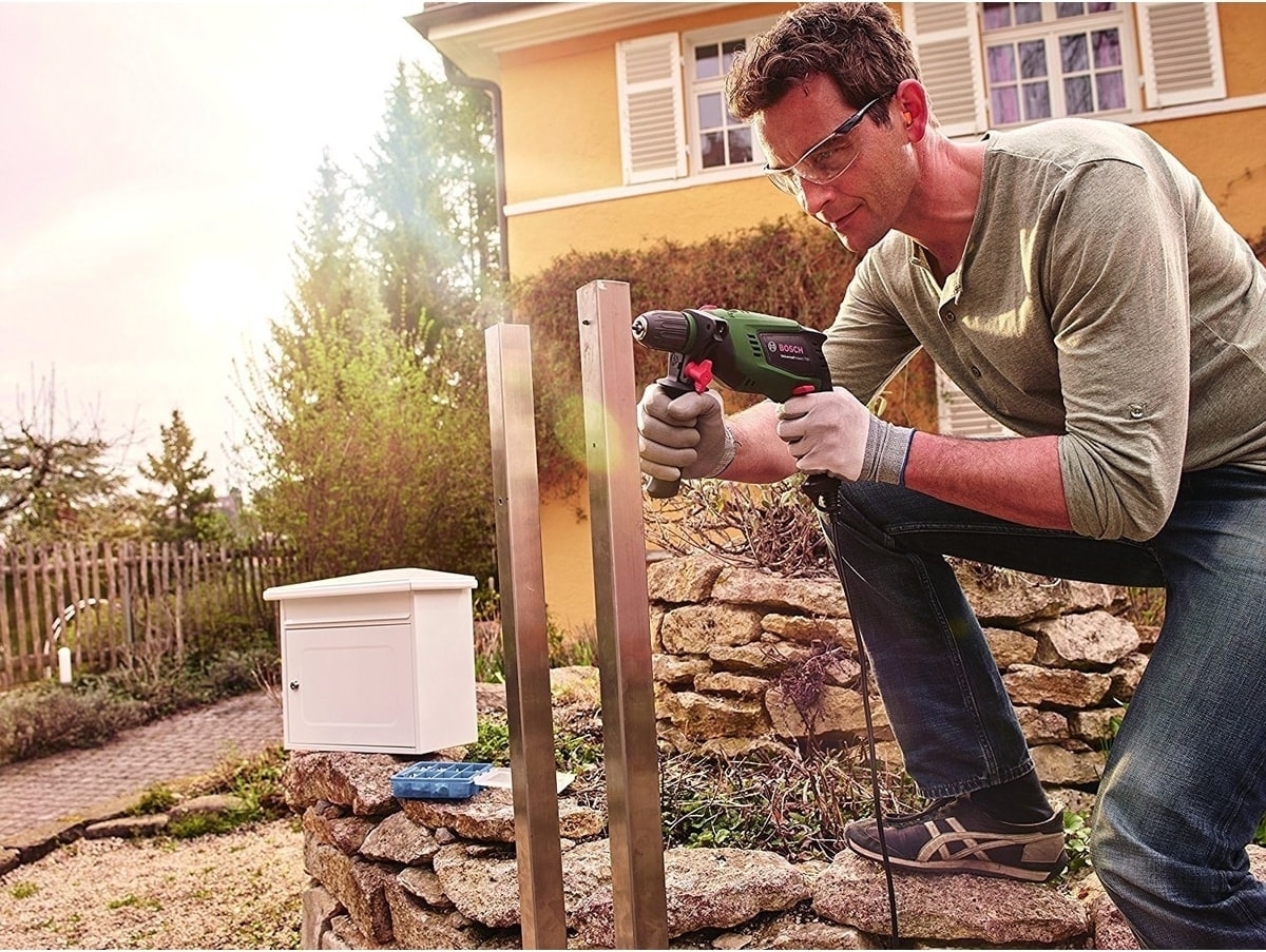 Bosch 700W Darbeli Matkap 19 Parça Sırt Çantasıyla Güçlü ve Çok Amaçlı Set