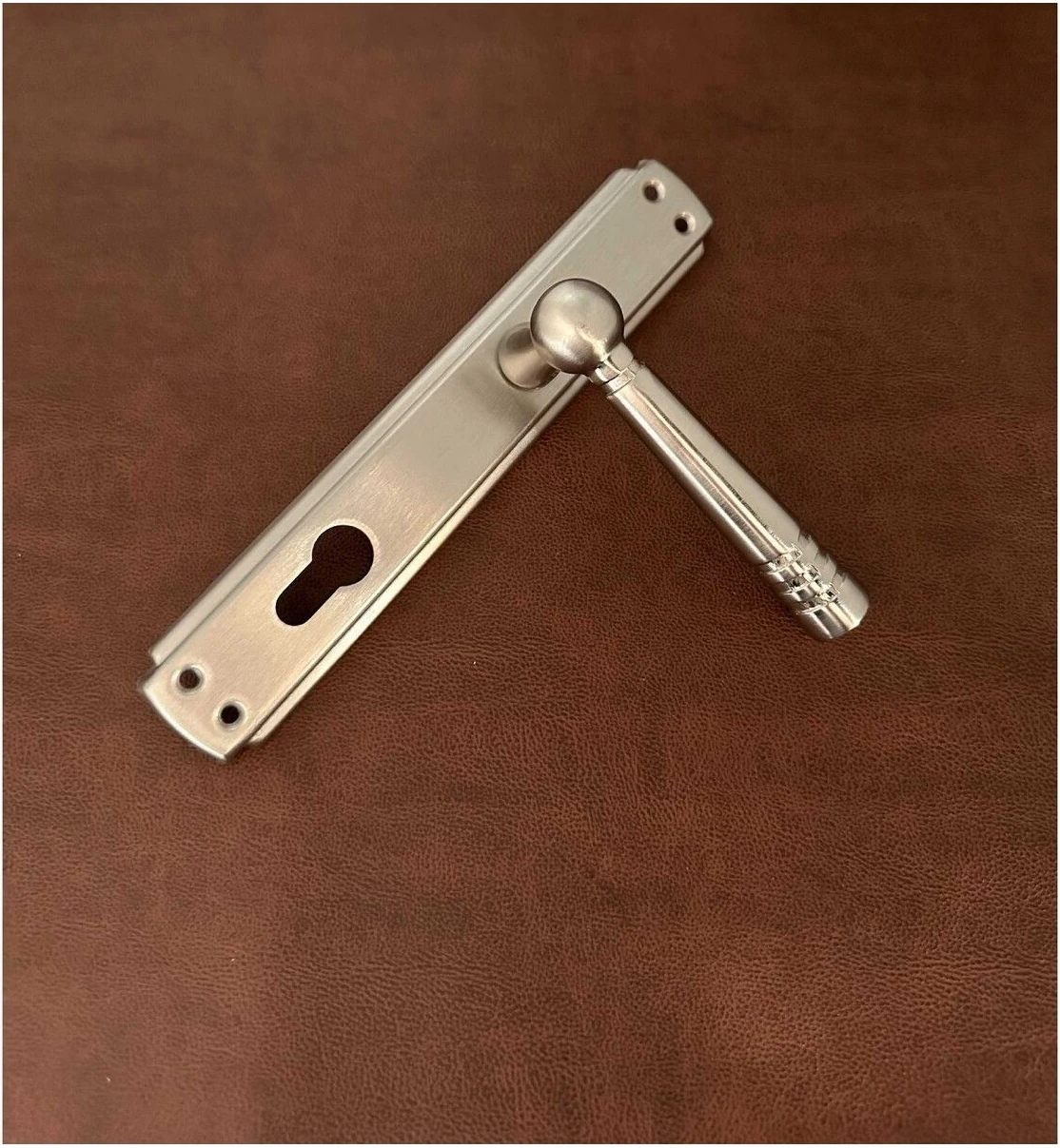 Şık Saten Aynalı Çelik Kapı Kolu, Sağ Açı, Dayanıklı ve Modern Tasarım