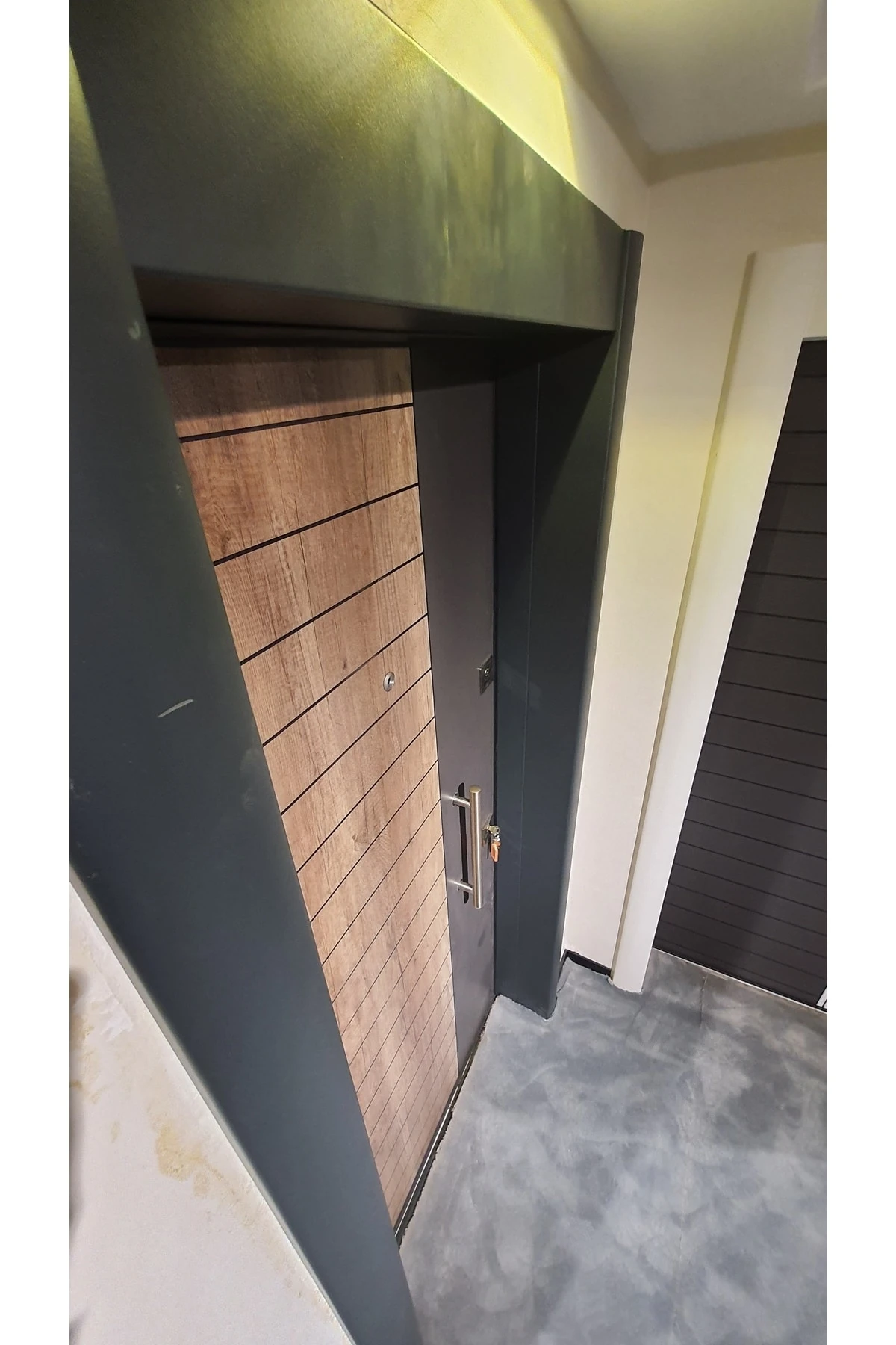 Çelik Kapı , Antrasit Kasalı Rustik Çizgili Düz Model Tırnaklı Sistem Çelik Kapı Sol Açılım