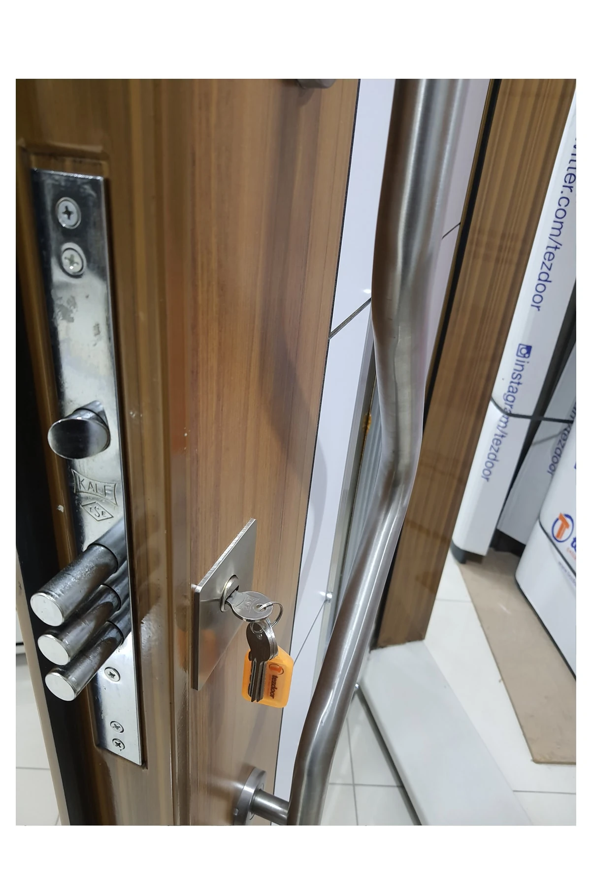 Çelik Kapı Fiyatları Ahşap Desenli Apartman Girişi Çelik Kapı, Dış Mekan Apartman Kapısı Sol Açılım