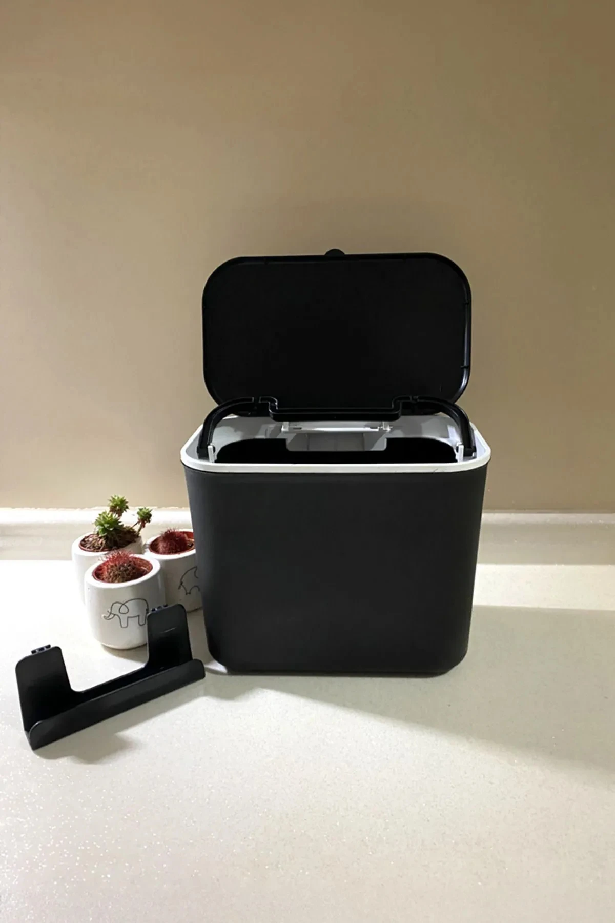 Askılı Çöp Kovası Çizgili 8 Lt Mutfak Tezgah Üstü Ve Dolap Askılı Çöp Kovası Çift Yön Kapaklı