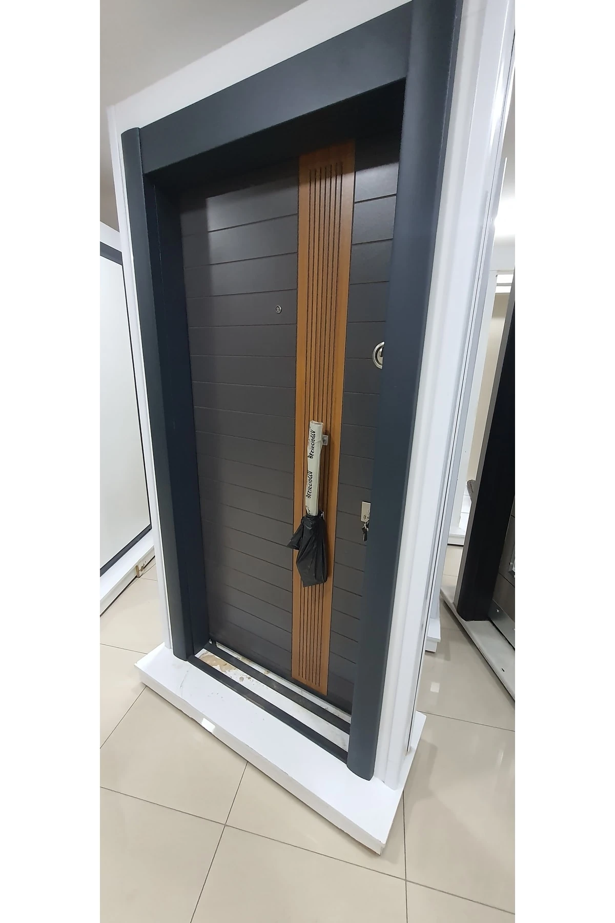 Çelik Kapı, Antrasit Renk, Ahşap Kuşaklı, Tırnaklı Sistem Daire Kapısı Sağ Açılım