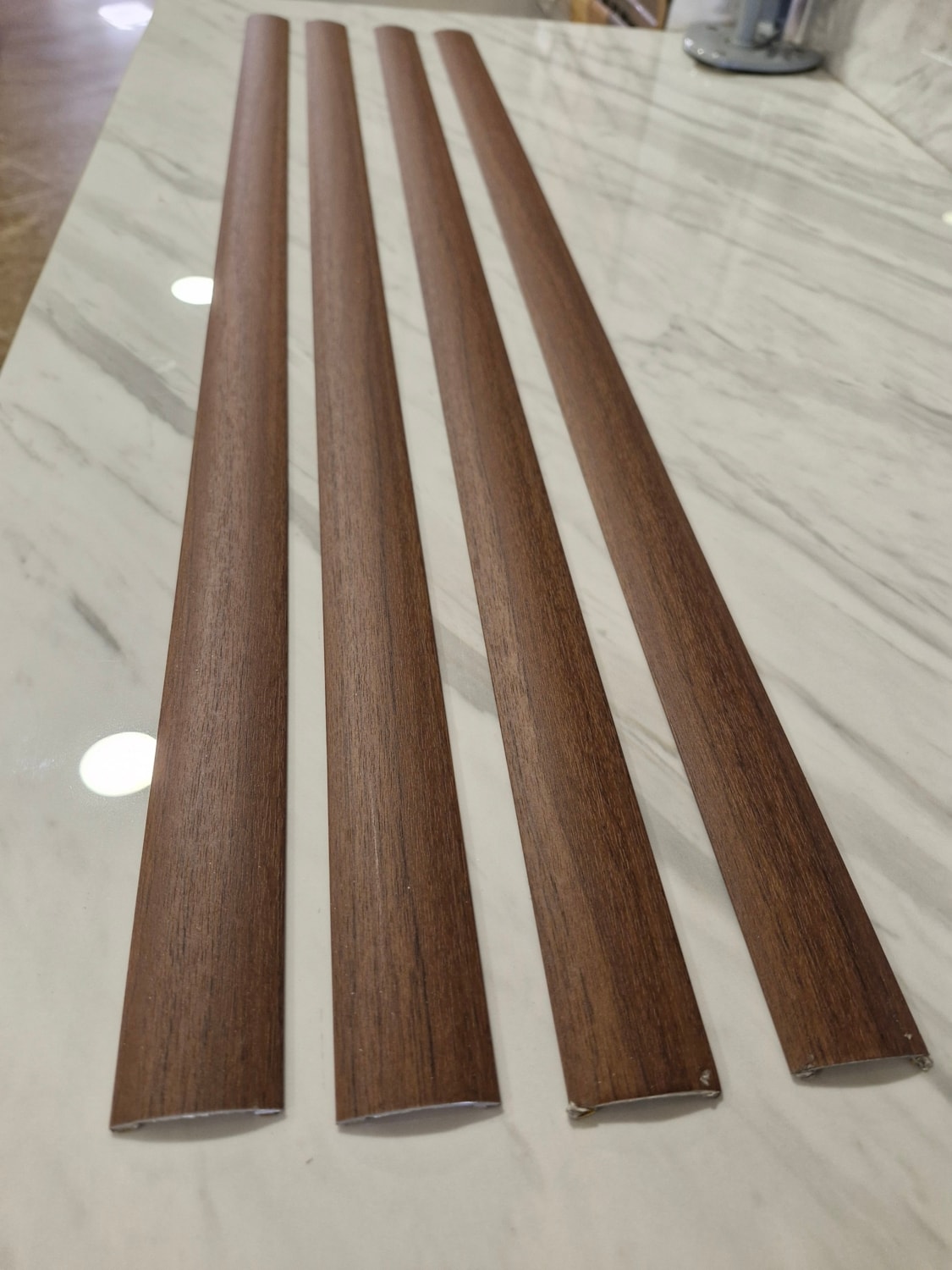 Parke Eşik Çıtası Kendinden Silikonlu Yapışkanlı Koyu Ceviz Renkli Alüminyum Profil 90 Cm/4 Adet.