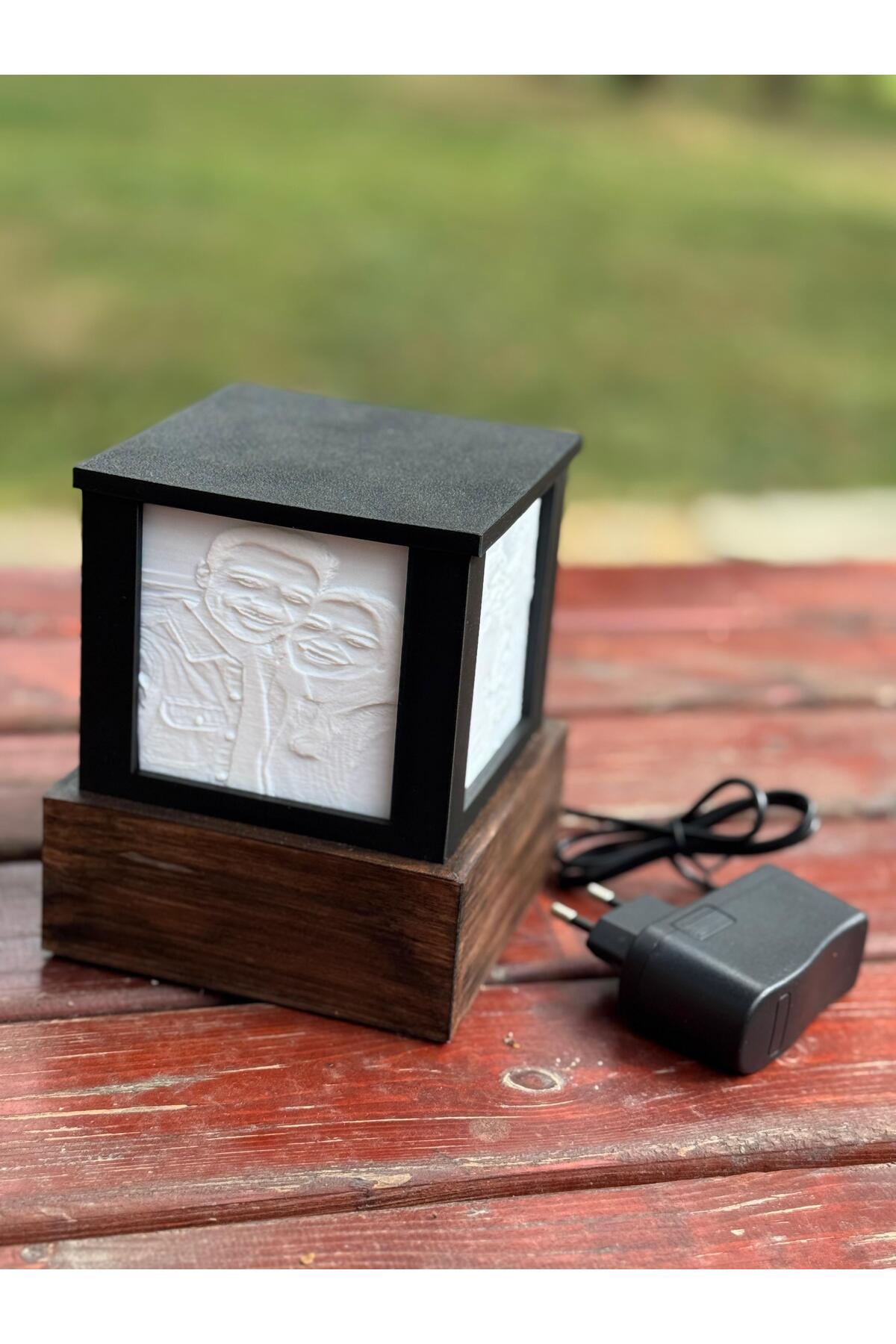 Kişiye Özel Fotoğraf Küp Lamba – Ahşap Tabanlı, Prizle Çalışan Dekoratif Işık