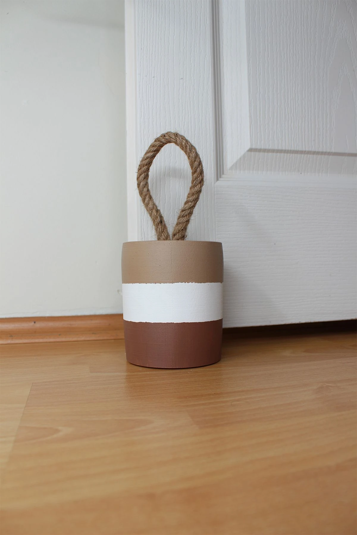 Dekoratif 10mm Jüt Halat Ipli Kahverengi Çizgili Beton Kapı Stoperi / Kapı Pencere Tutucu - 1.7 Kg