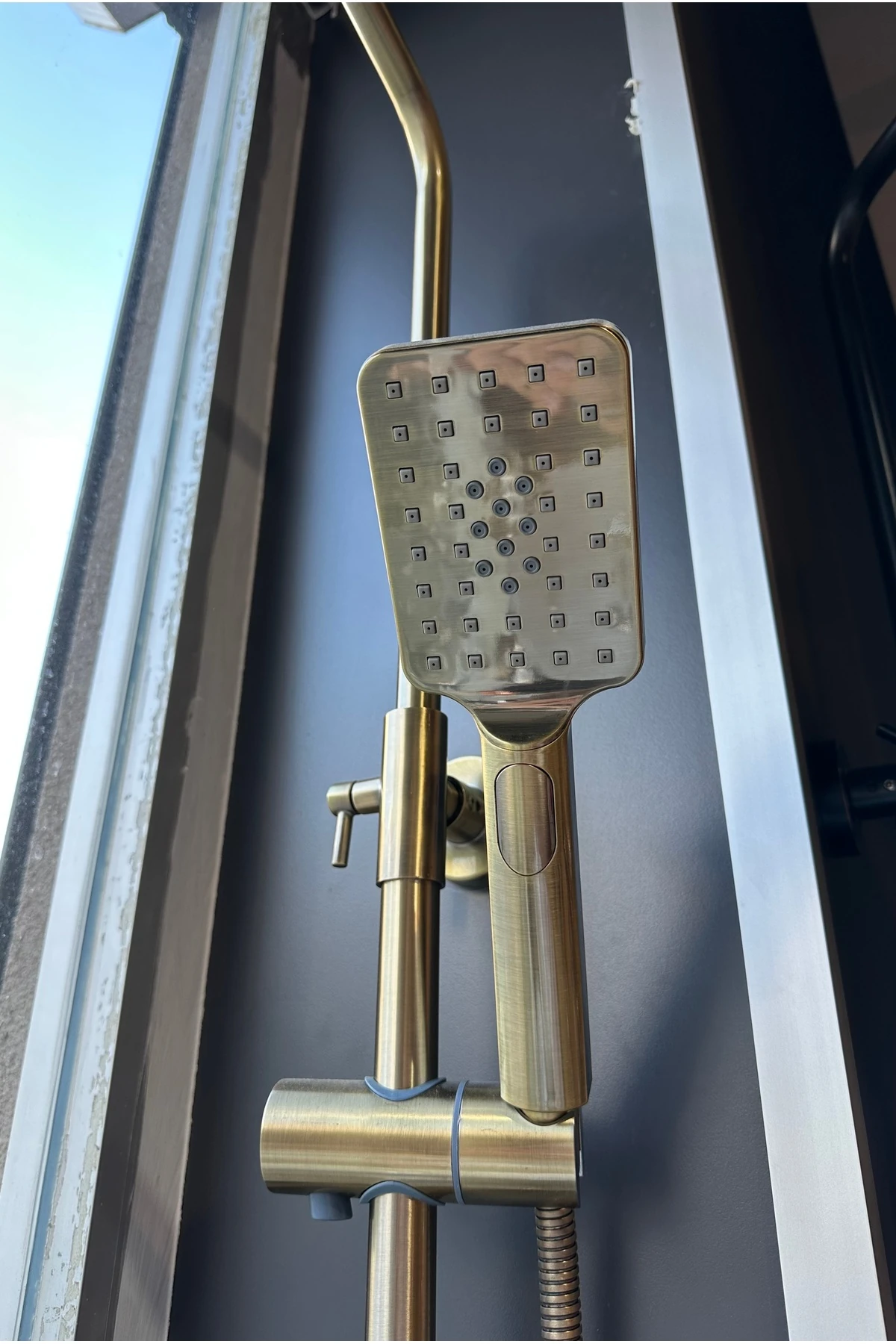 Mat Gold Duş Sistemi Mat Gold Tepe Yağmurlama Armatür Dahil Komple Set Fırçalanmış Dore Gold Kare