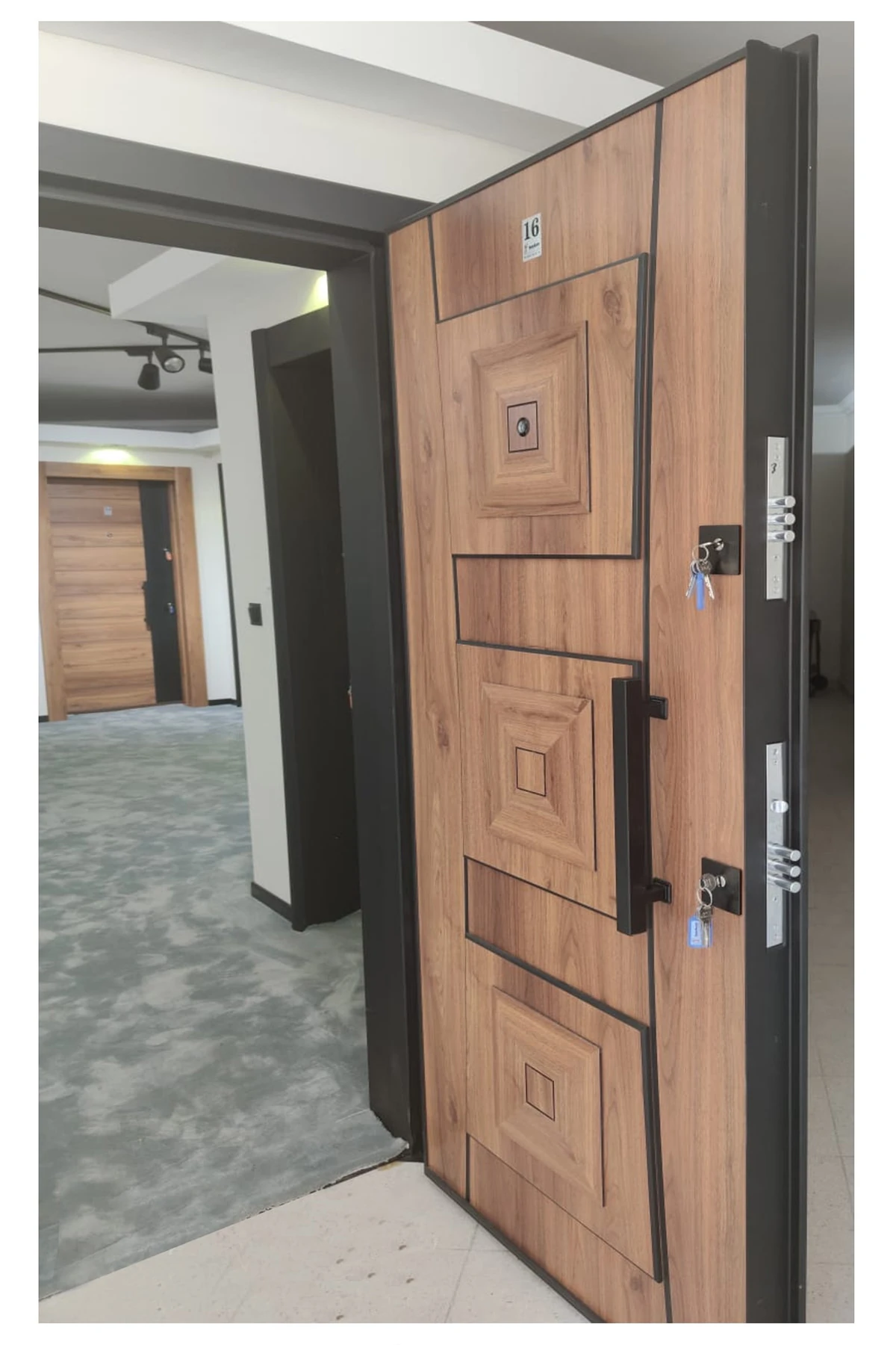 Çelik Kapı, Ahşap Renk , Kabartma Model Çelik Kapı, Tırnaklı Çelik Kapı Sağ Açılım