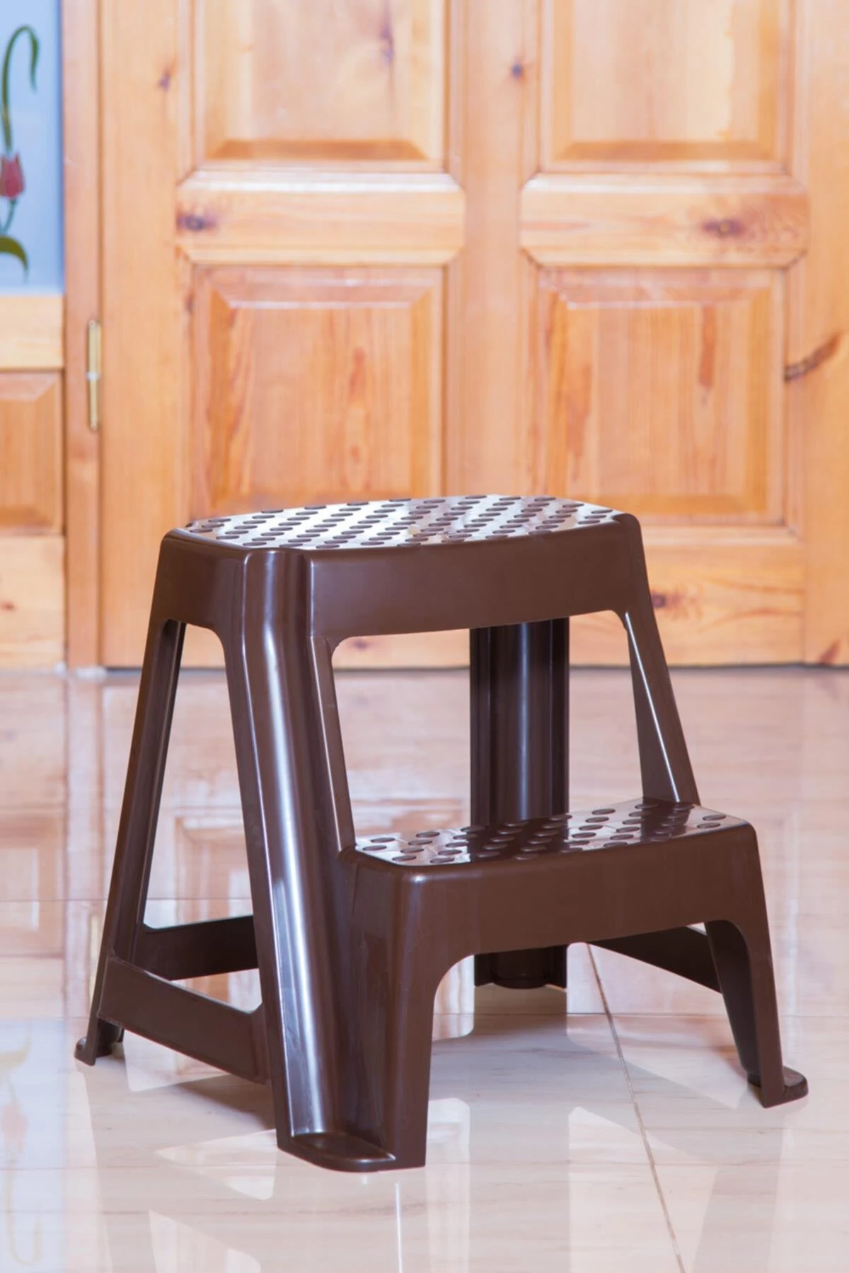 Kahverengi, Plastik Basamaklı Tabure – Kaymaz Yüzeyli, Dayanıklı ve Taşınabilir