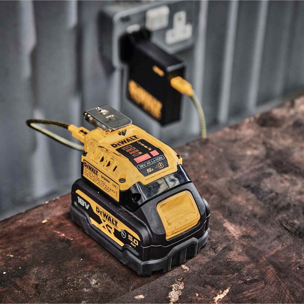 DEWALT Taşınabilir Şarj Cihazı 5A, Usb-C Girişi ve Çıkışlı Cihaz, DCB094K-QW