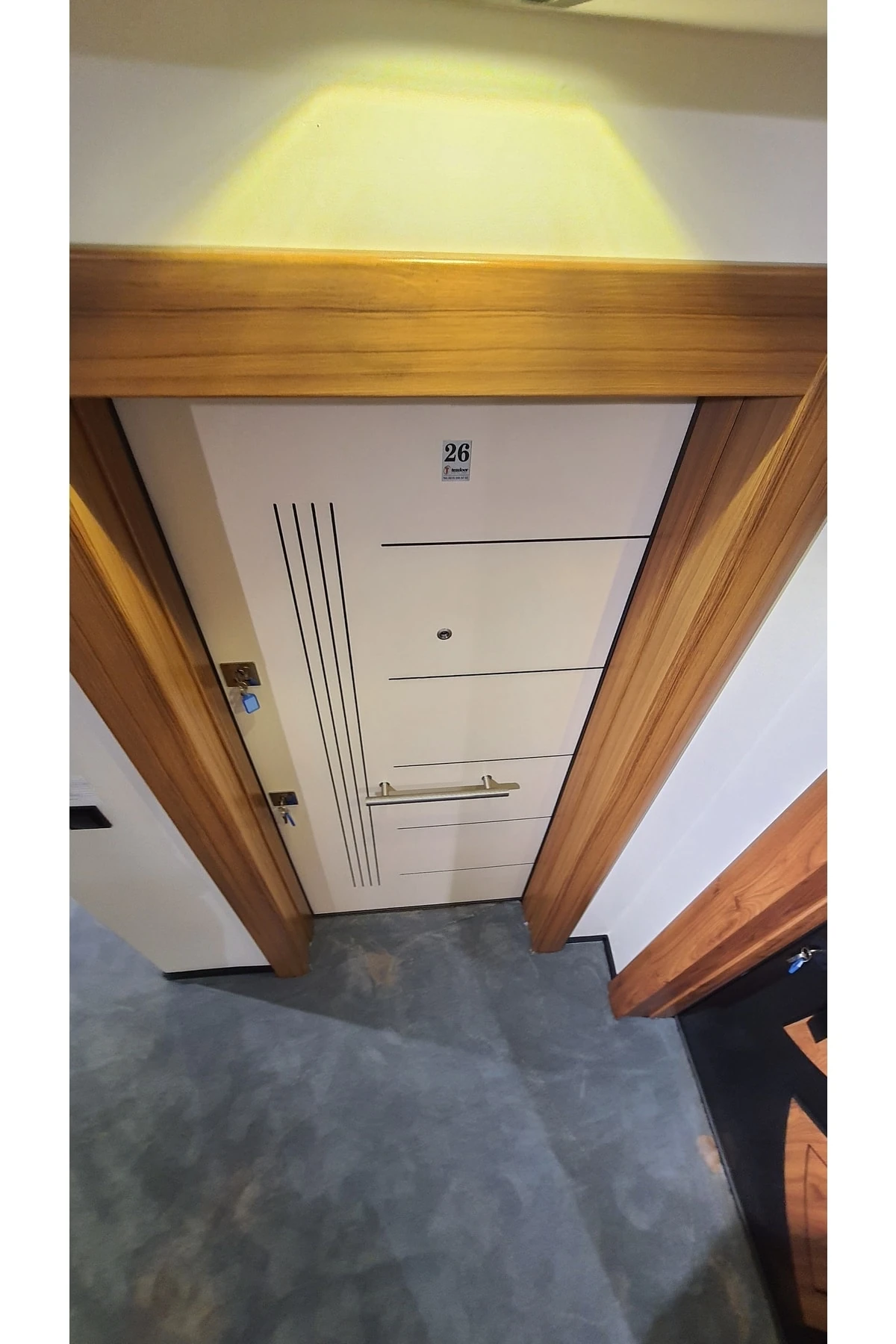 Çelik Kapı Ahşap Kaplama Krem Rengi Tırnaklı Kale Kilitli Çelik Kapı Daire Kapısı Sol Açılım