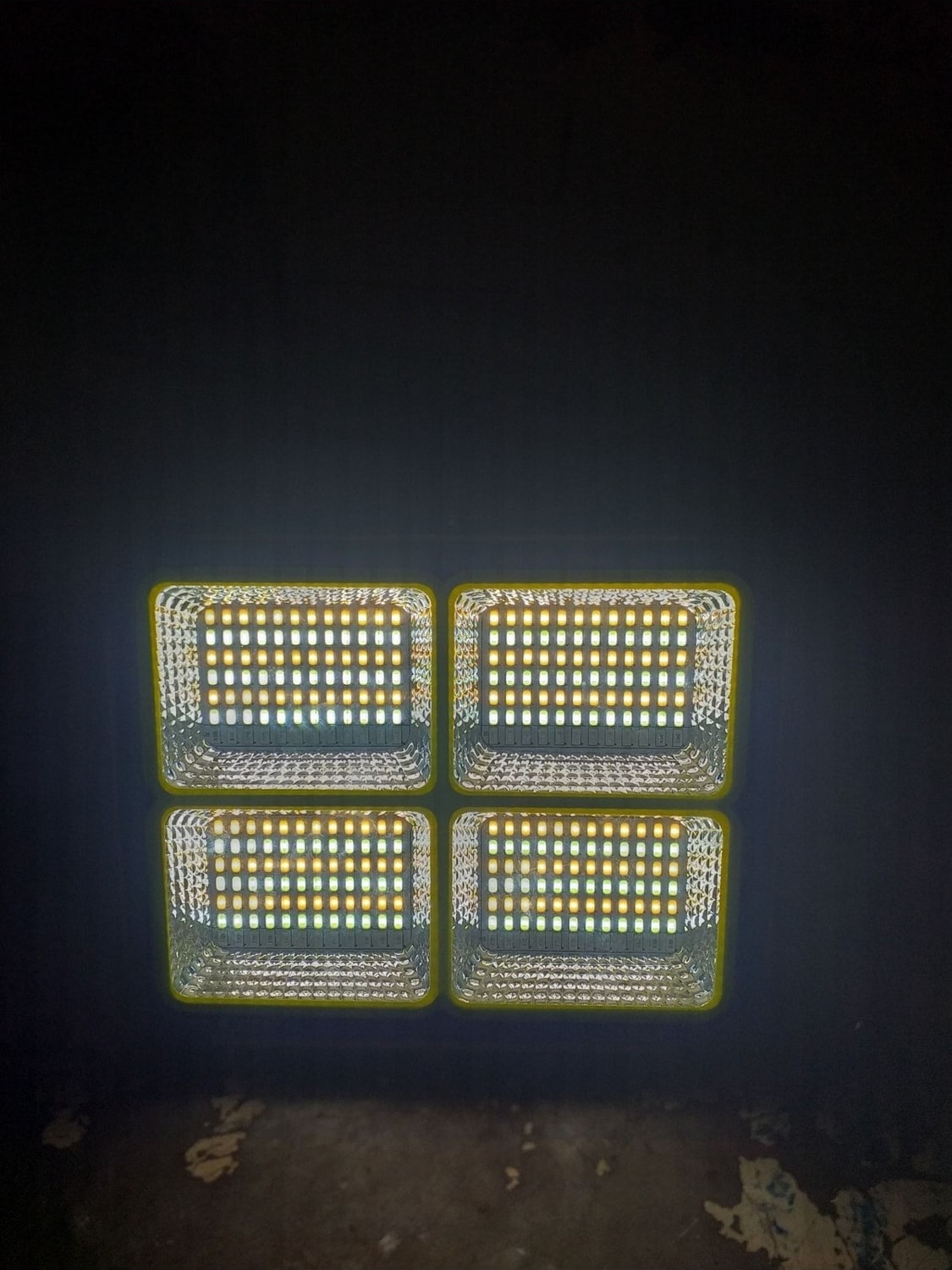 Güneş Enerjili Solar 200W LED Projektör Taşınabilir Sarı Beyaz ve Çakar Işık Lamba