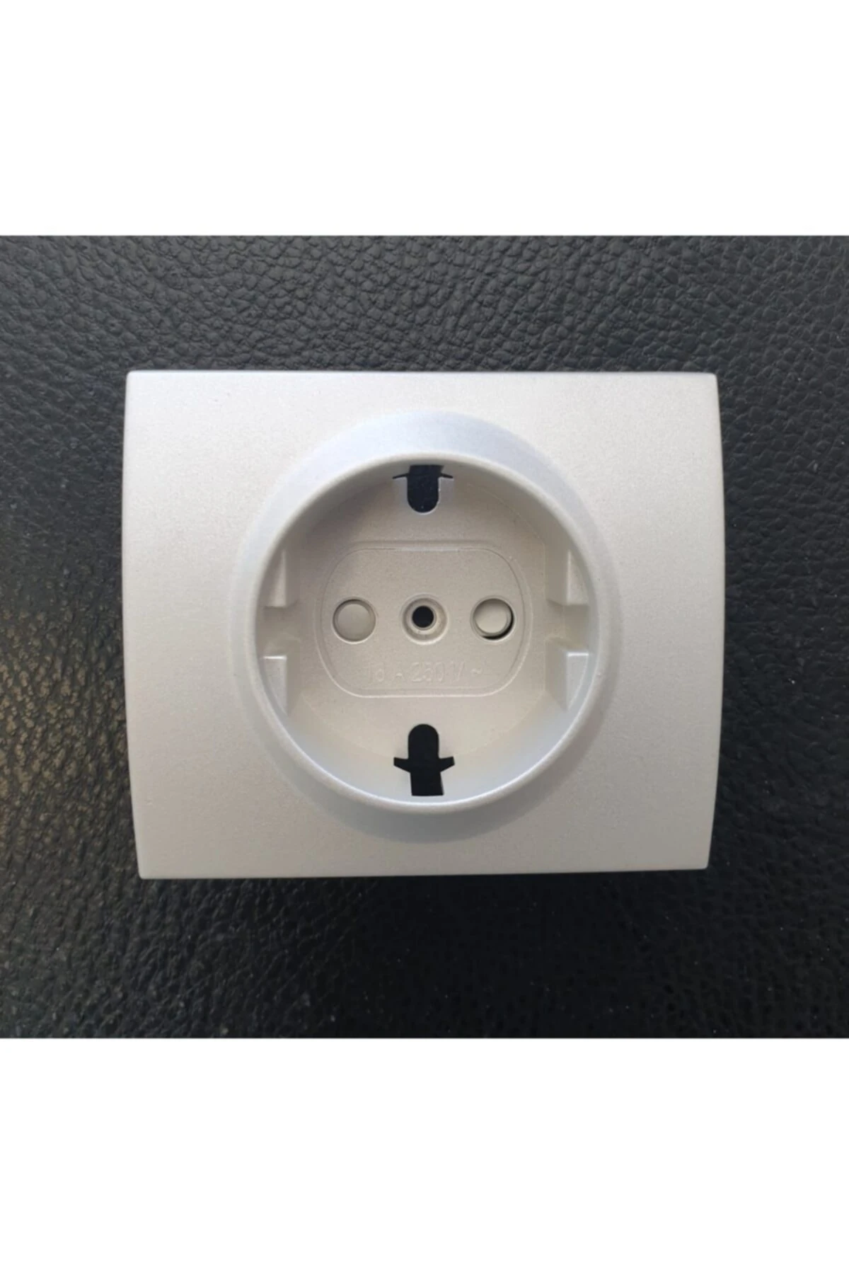 Thea Blu Topraklı Priz Beyaz Düğme