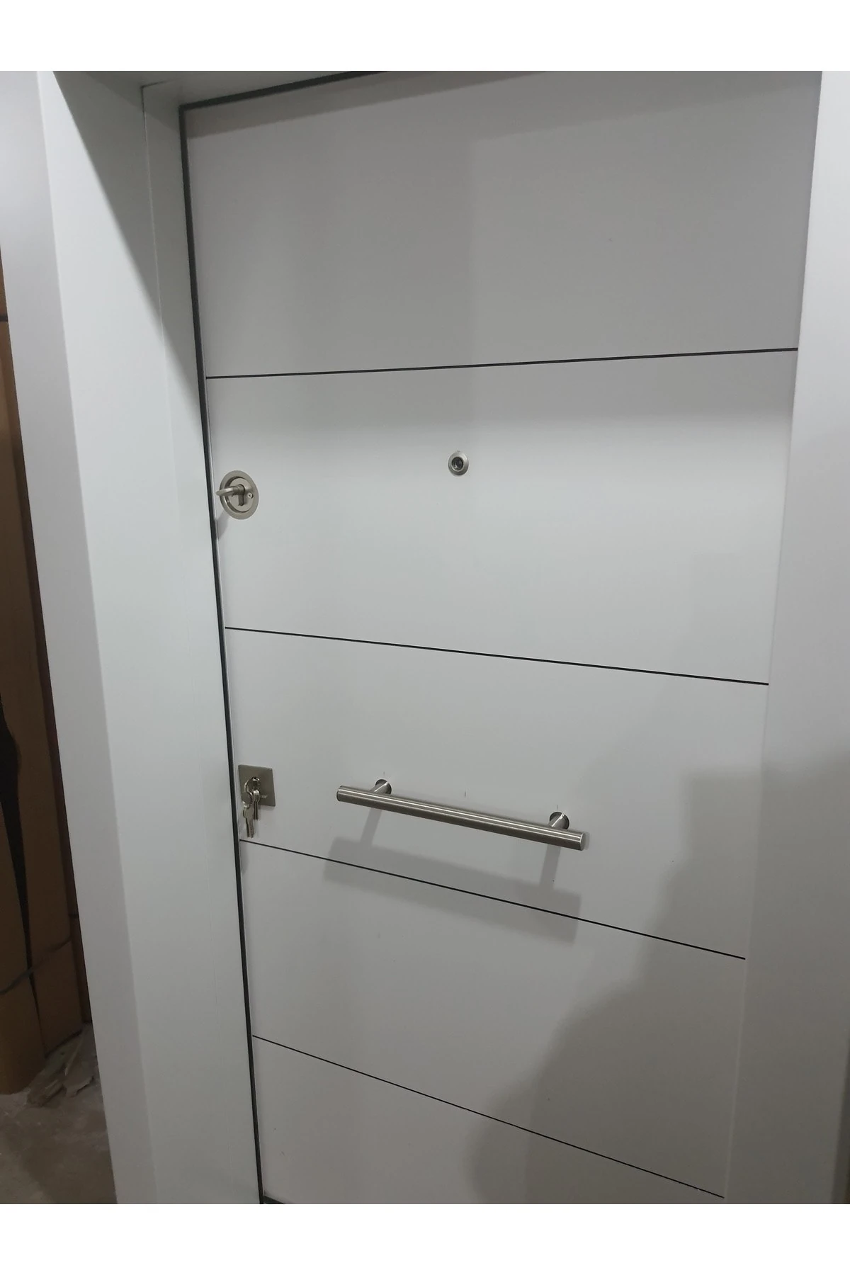 Kompozit Çelik Kapı Kasalı Beyaz Renk Düz Model Tırnaklı Sistem Çelik Kapı Sağ Açılım