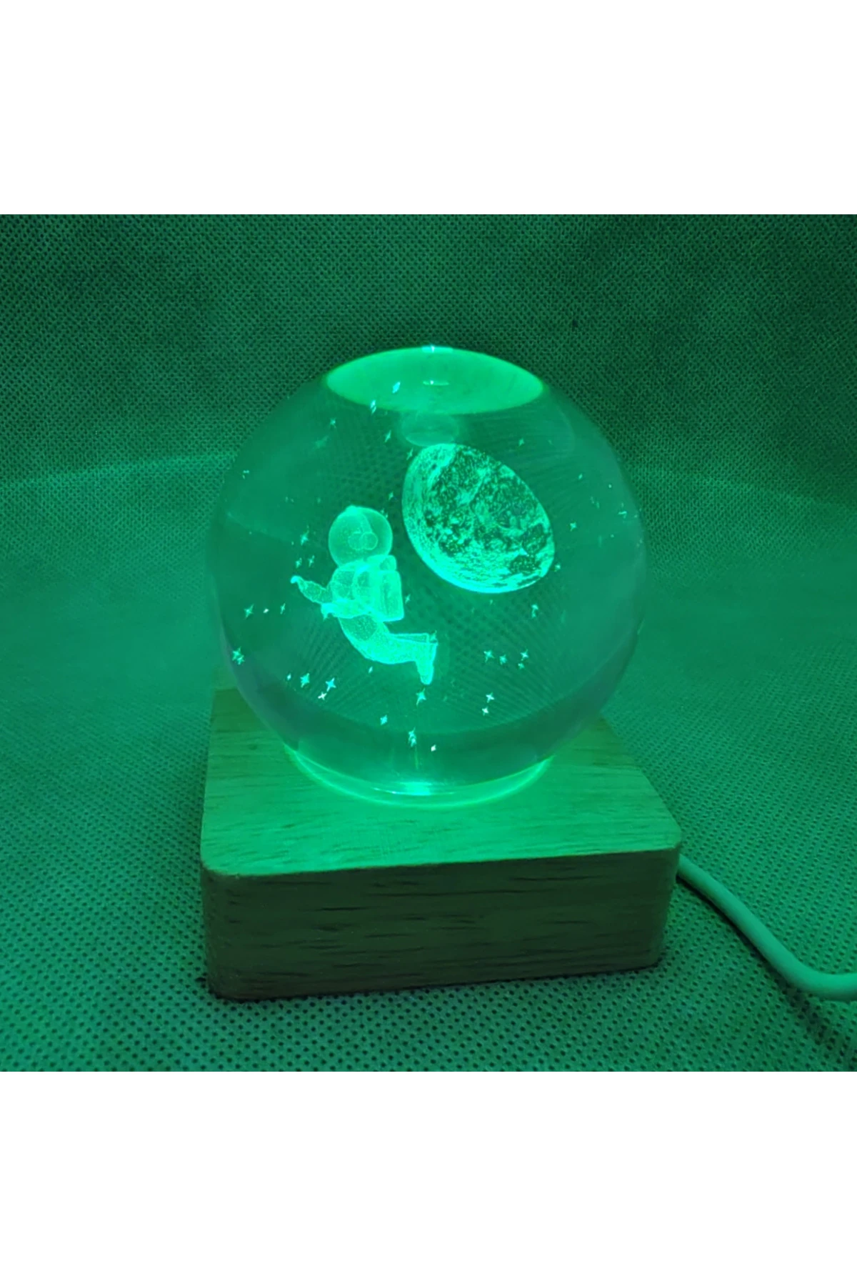 3d Uzayda Uçan Astronot Işıklı Cam Küre Usb Kablolu Anahtarlı Ahşap Zeminli