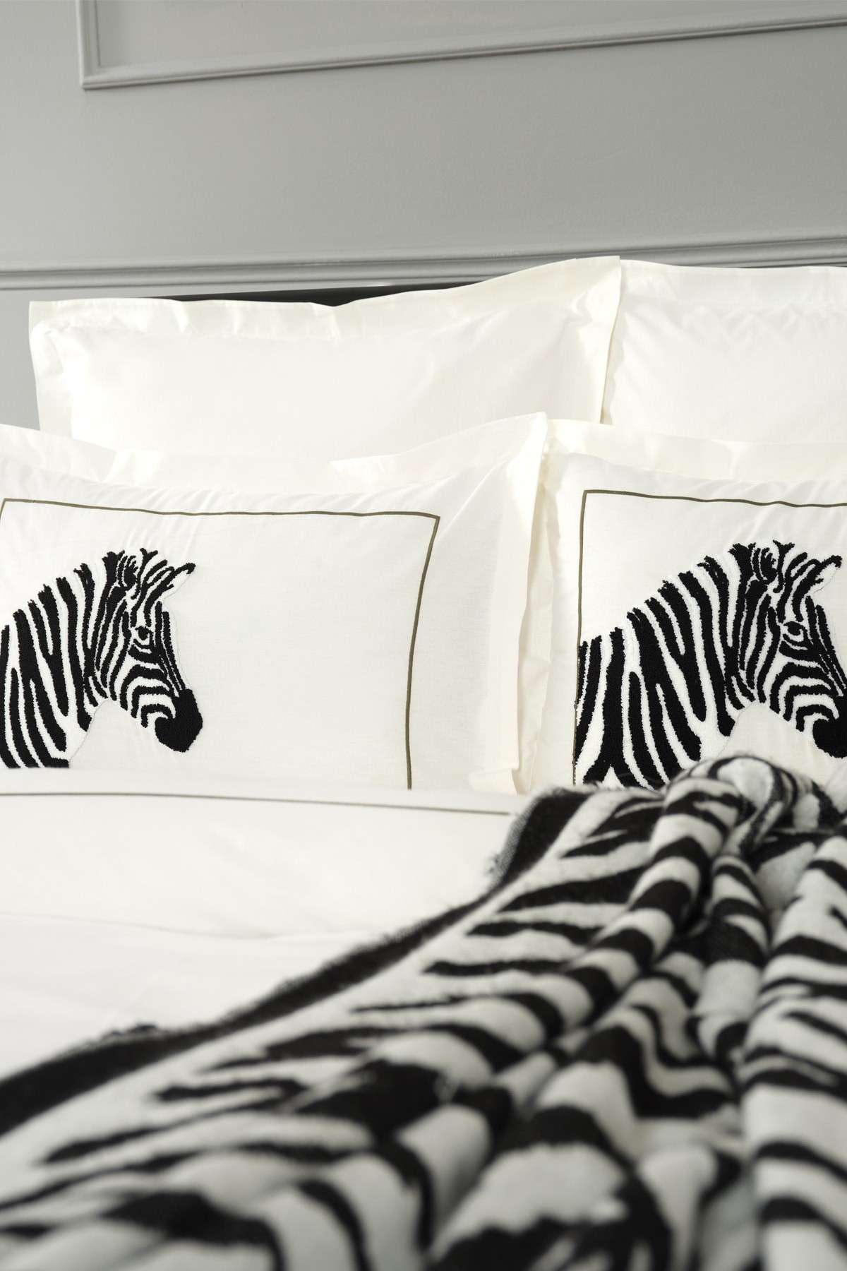Stripes Siyah Çift Kişilik Nakışlı Nevresim Takımı