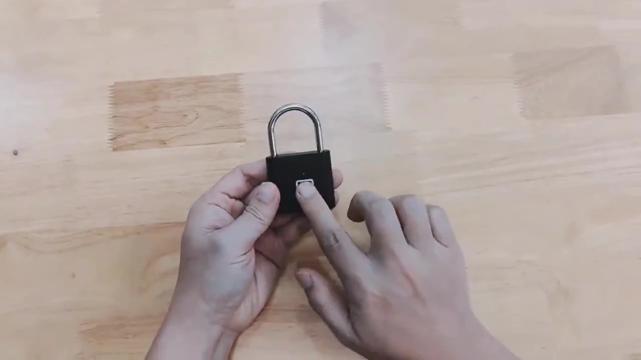 Parmak İzi ile Çalışan Şarjlı Asma Kilit Akıllı ve Güvenli Kilitleme Çözümü Su Geçirmez Anahtarsız