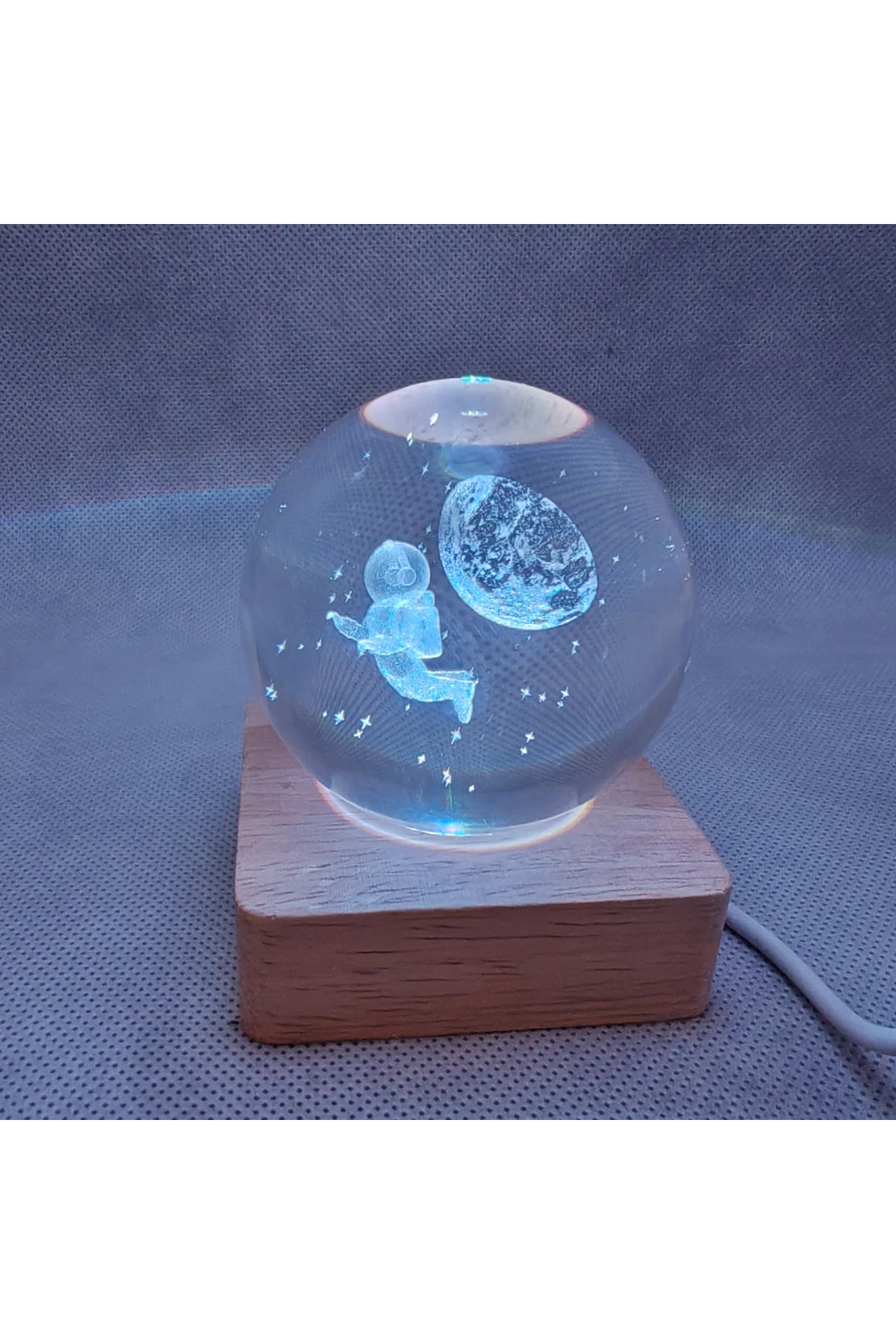 3d Uzayda Uçan Astronot Işıklı Cam Küre Usb Kablolu Anahtarlı Ahşap Zeminli