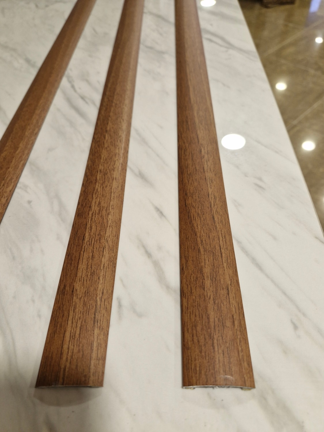 Parke Eşik Çıtası Kendinden Silikonlu Yapışkanlı Koyu Ceviz Renkli Alüminyum Profil 90 Cm/3 Adet.