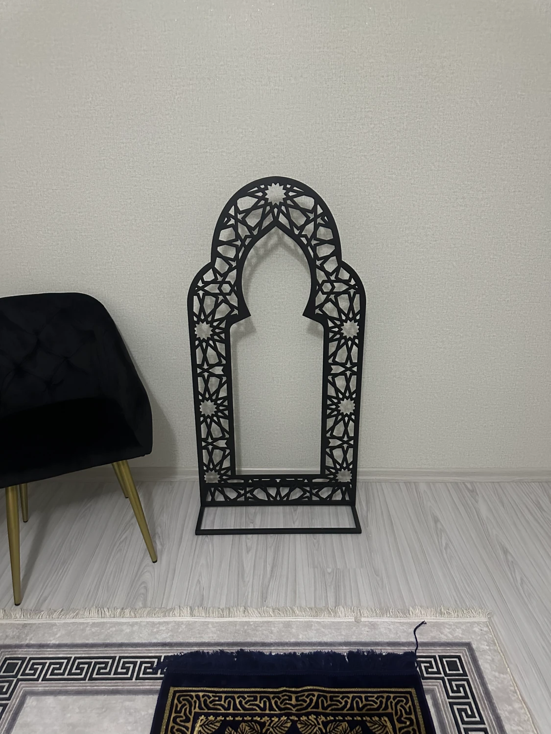 Aksa Ayaklı Metal Mihrab – Islami Motifli | Namaz Köşesi & Mescit Dekoru