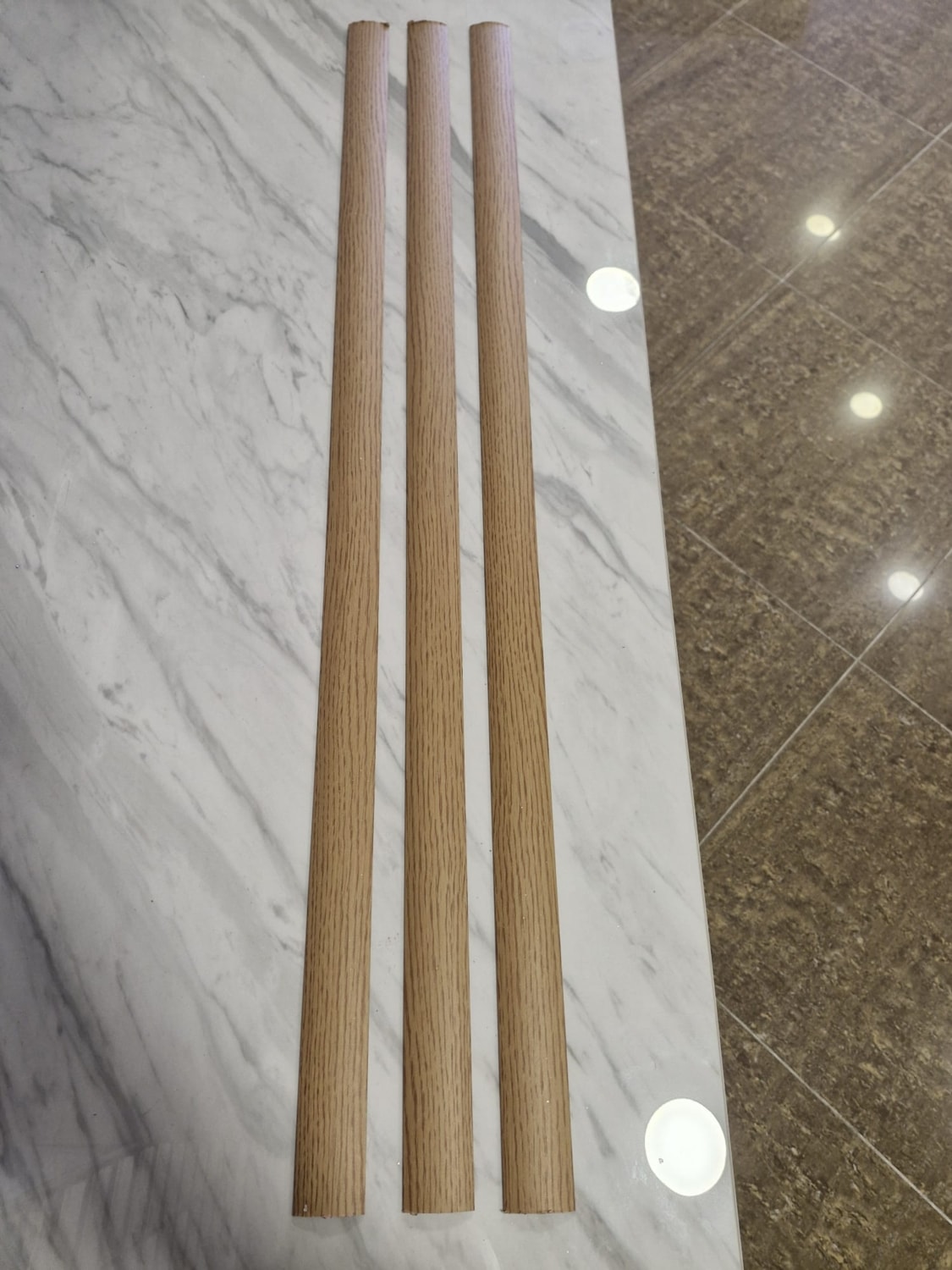 Parke Eşik Çıtası Kendinden Silikonlu Yapışkanlı Meşe Renkli Alüminyum Profil 90 Cm/3 Adet.