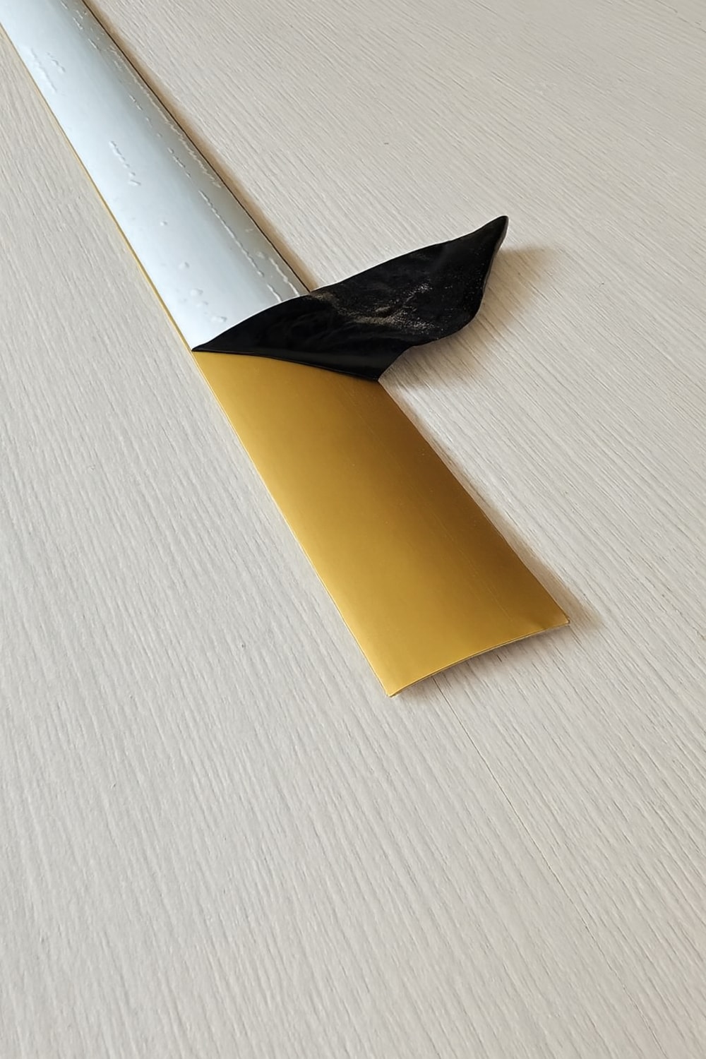 Kapı Eşik Profili - 70 cm - Kendinden Yapışkanlı Alüminyum Sarı – Kapı Altı Çıtası, Parke Geçiş ve Kapı Altı Eşik Çıtası