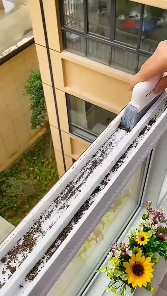 Yeşil Pencere Panjur Oluk Kenarı Temizleme Kapı Eşiği Süpürme Fırçası