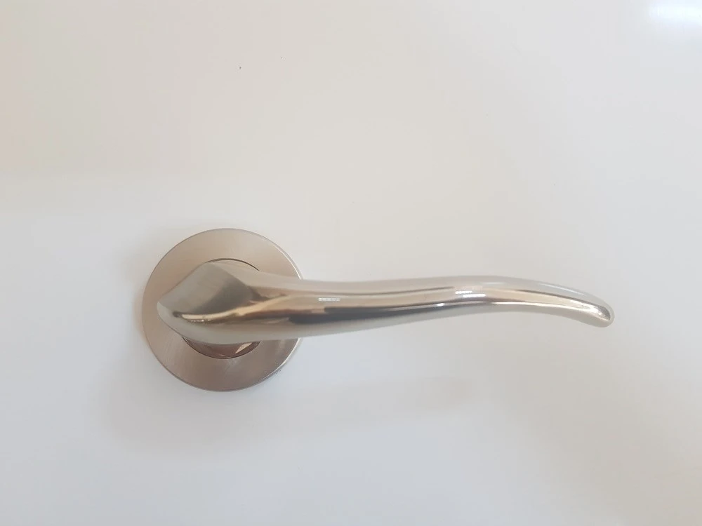 Çelik Kapı Kolu Rozetli Prinç Sultan Nikel Saten Sağ