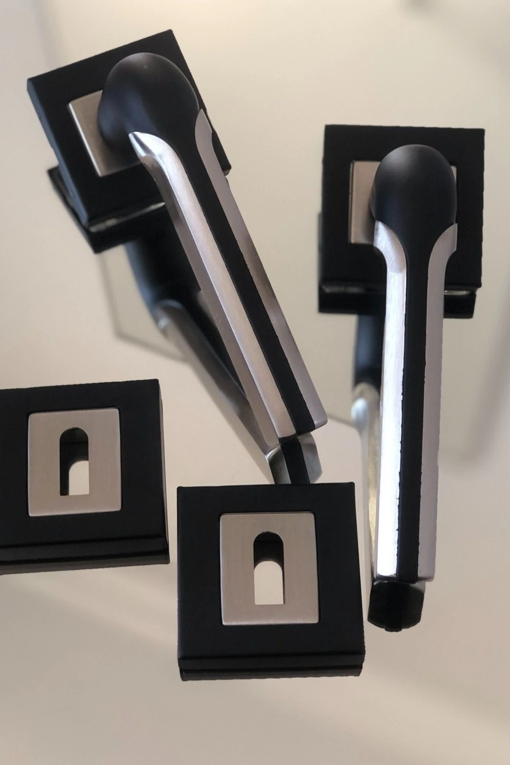 Paslanmaz Çelik Siyah-Saten Kare Rozetli Kapı Kolu Takımı