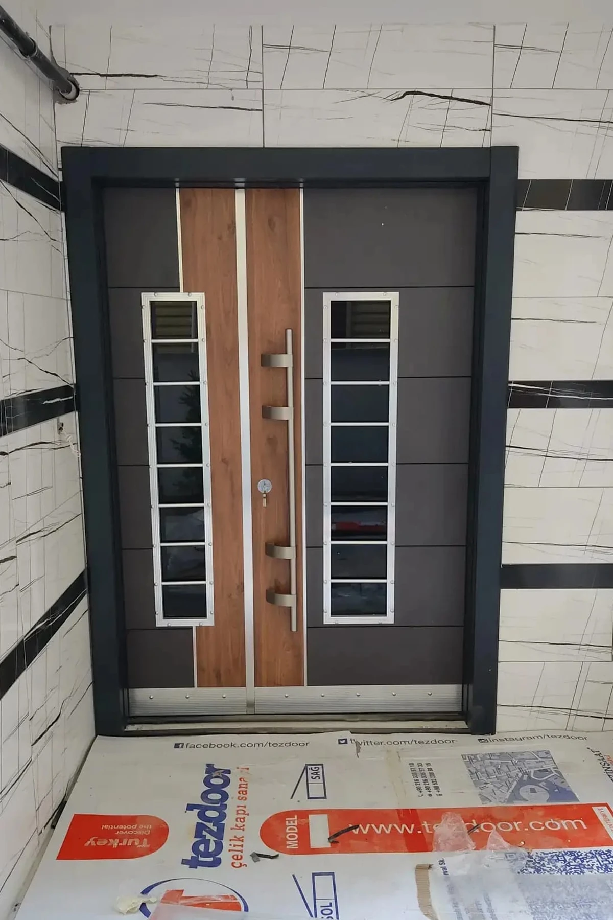 Çelik Kapı Modelleri Antrasit Rengi Bina Giriş Kapısı, Iki Renk ( Ahşap Desenli ) Sol