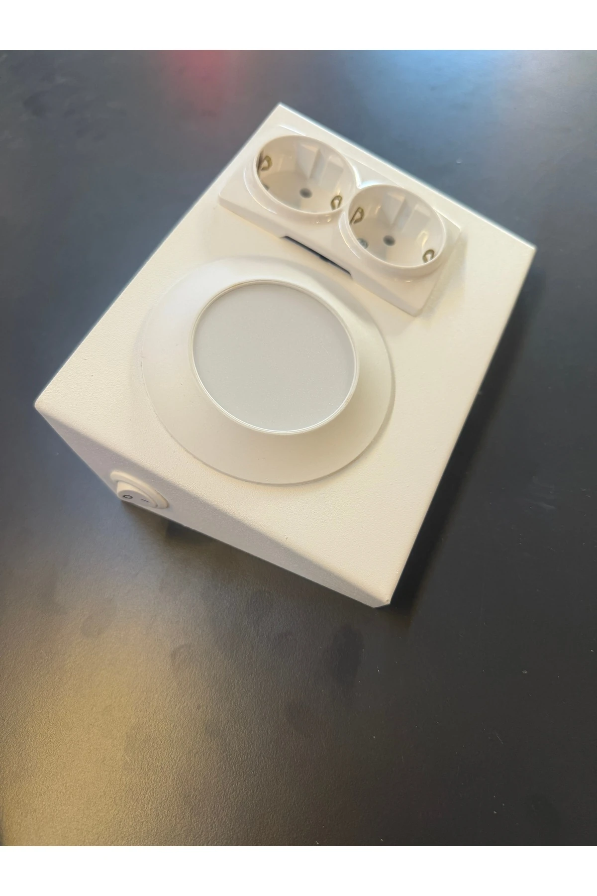 Üçgen Beyaz Armatür 2 Li Prizli Ve Aydınlatma Metal Kasa Fırın Boyalı Kolay Montaj