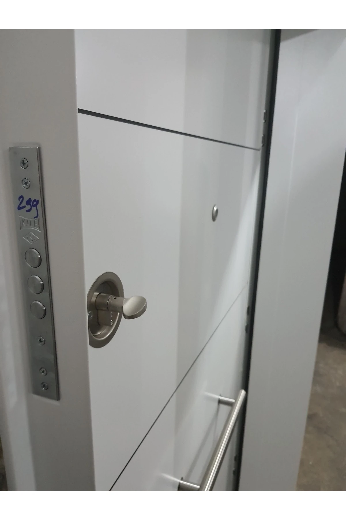 Kompozit Çelik Kapı Kasalı Beyaz Renk Düz Model Tırnaklı Sistem Çelik Kapı Sağ Açılım