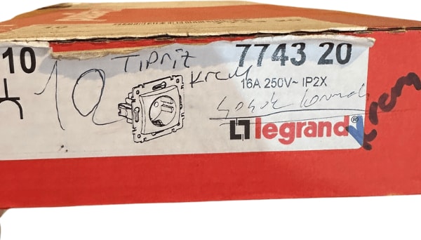 Valena 774320 Çoçuk Korumalı Topraklı Priz Krem Bej Çerçeve Dahil